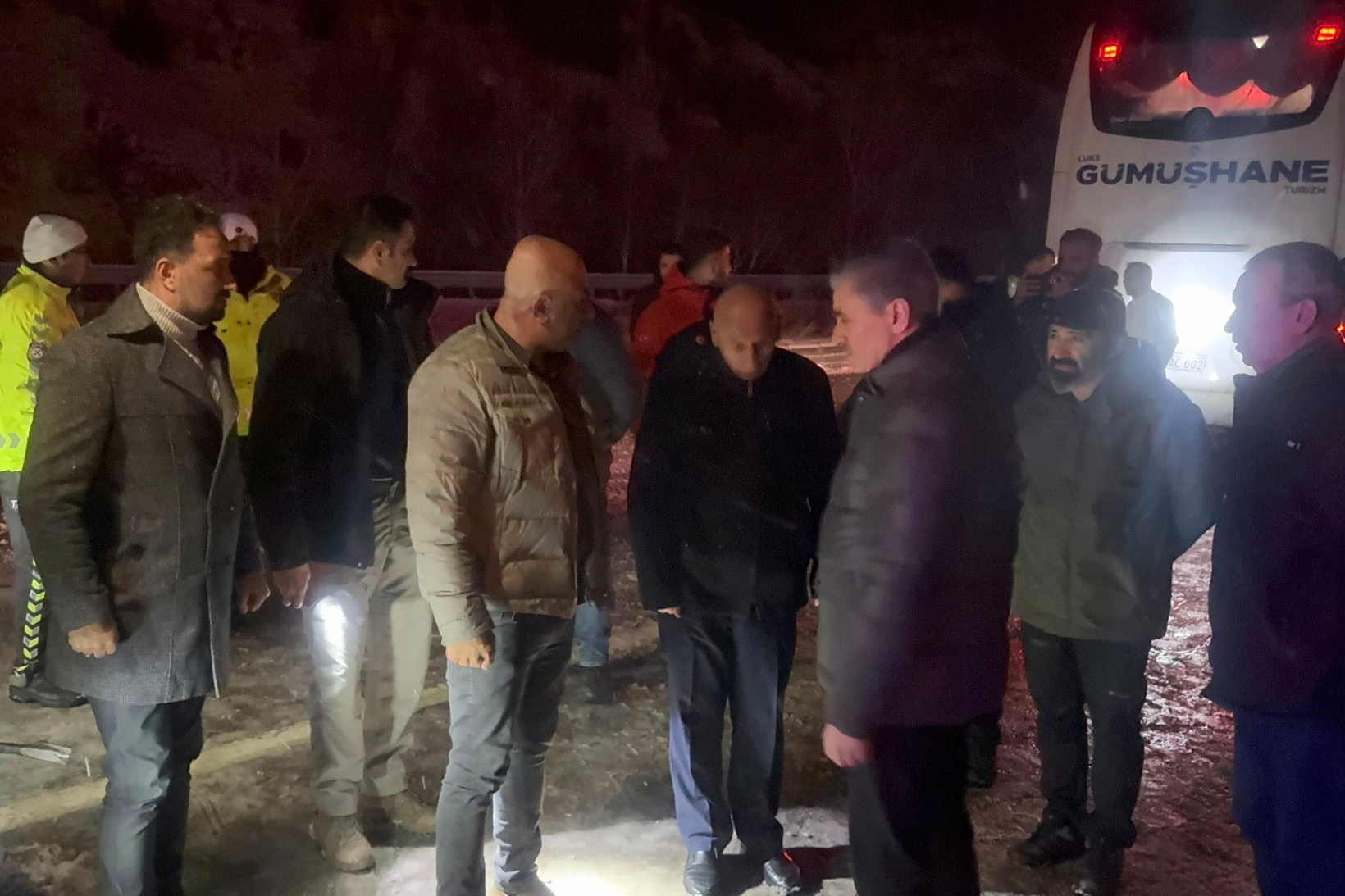 Gümüşhane’de yolcu otobüsü kaza yaptı: 2’si çocuk 14 yaralı 8