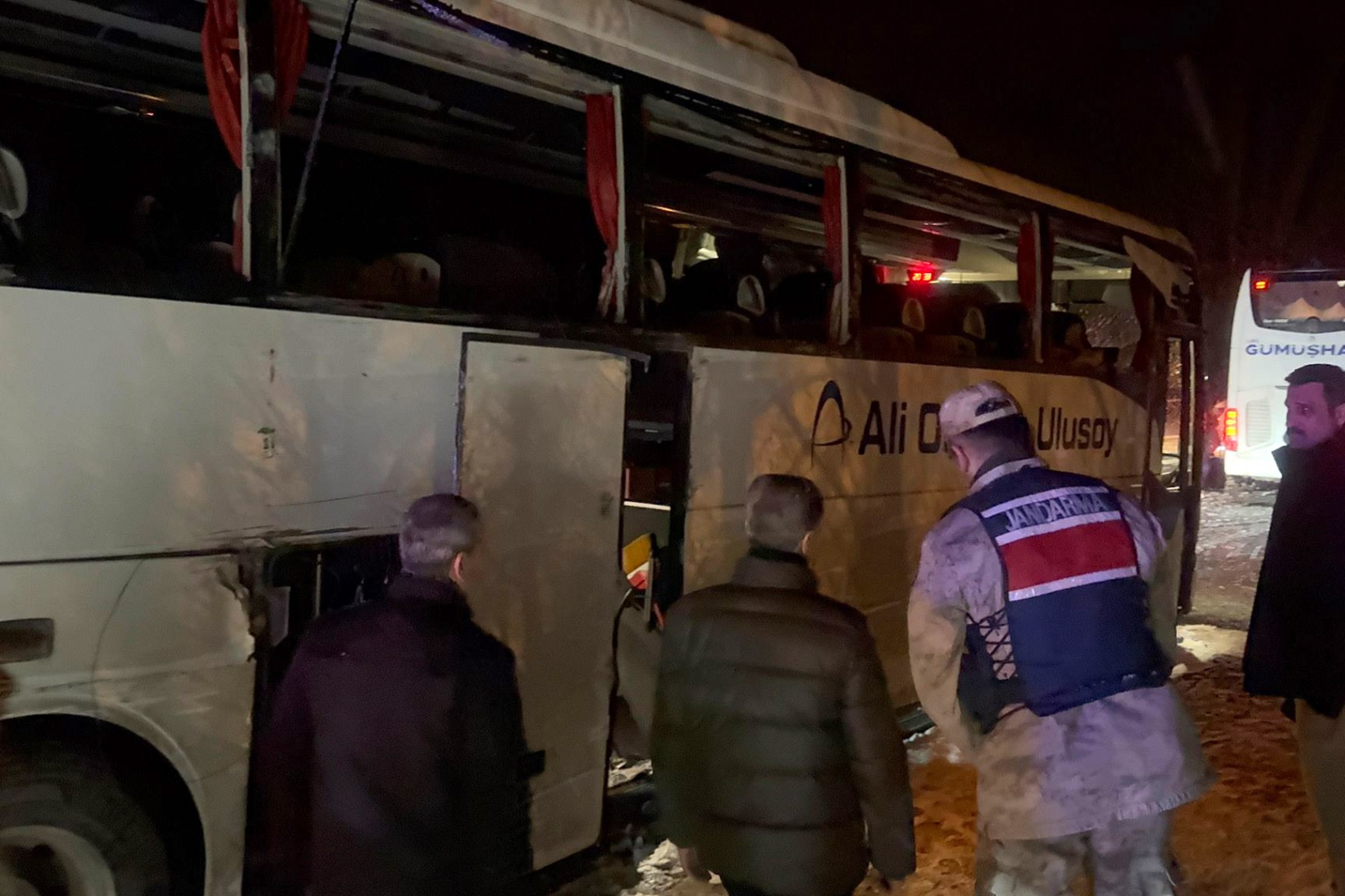 Gümüşhane’de yolcu otobüsü kaza yaptı: 2’si çocuk 14 yaralı 2