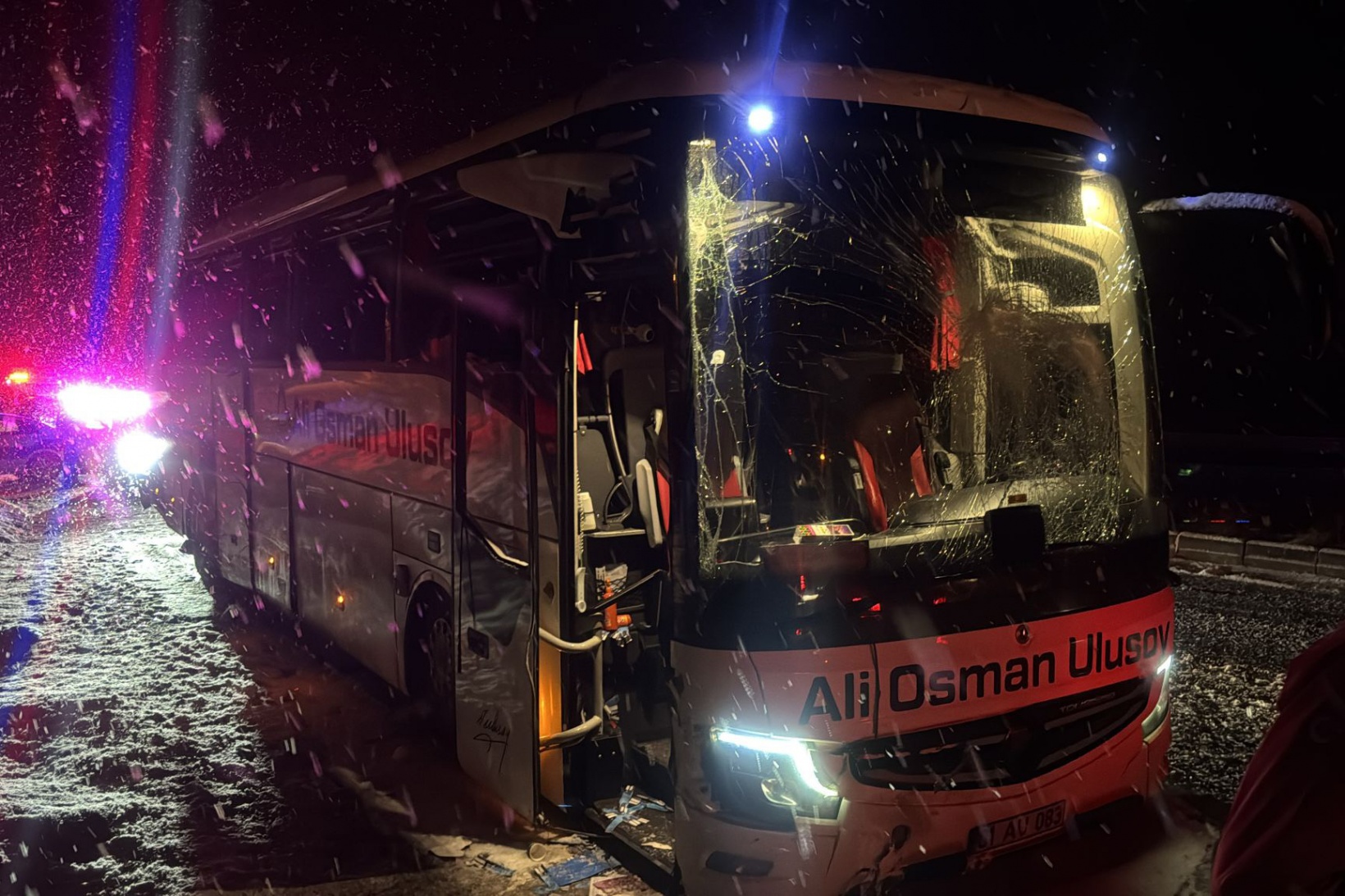 Gümüşhane’de yolcu otobüsü kaza yaptı: 2’si çocuk 14 yaralı 11