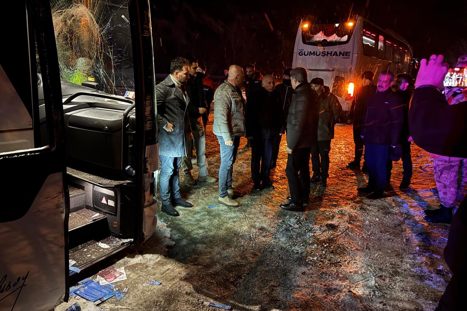 Gümüşhane’de yolcu otobüsü kaza yaptı: 2’si çocuk 14 yaralı 17