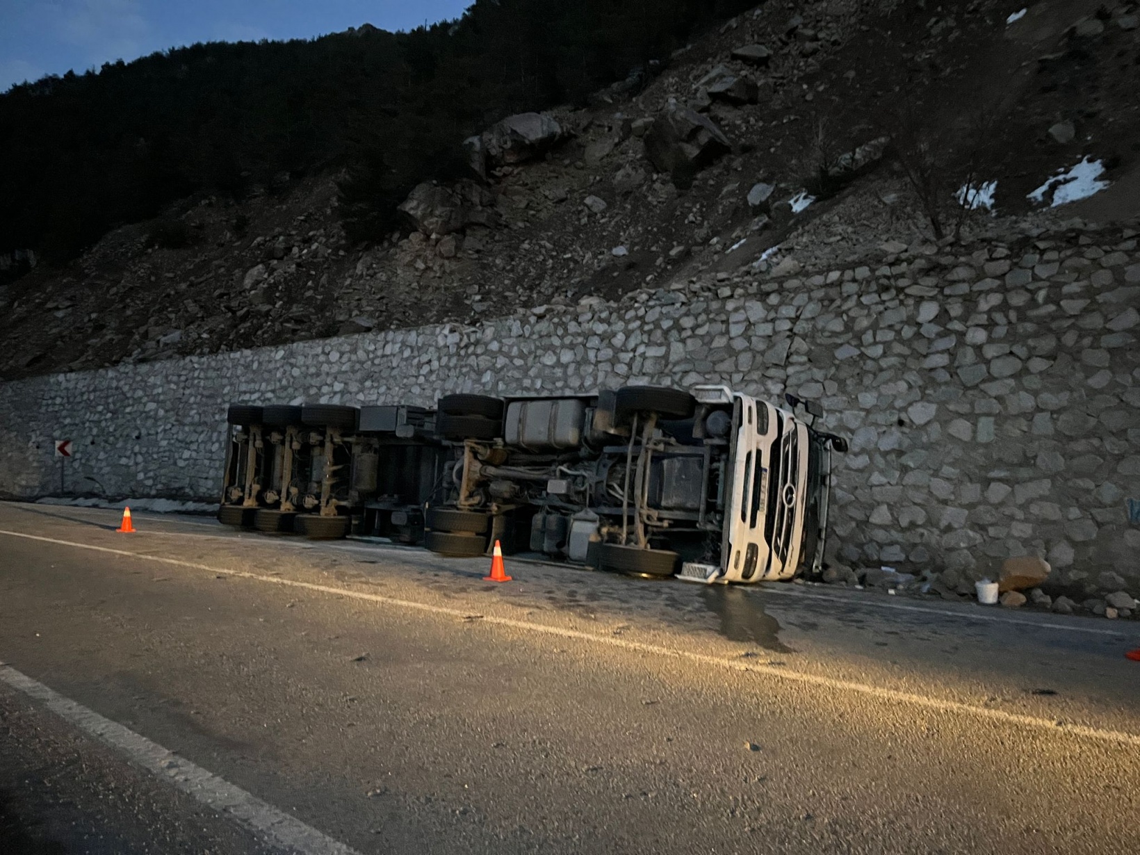 Gümüşhane’de yem yüklü tır devrildi: 2 yaralı 6