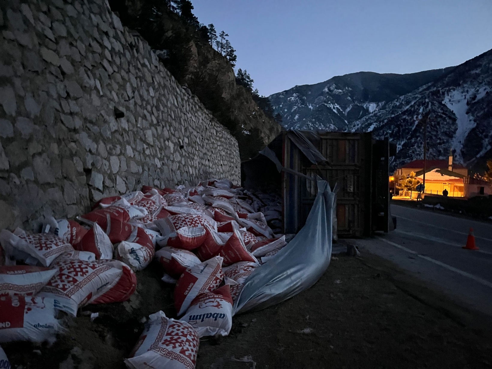 Gümüşhane’de yem yüklü tır devrildi: 2 yaralı 5