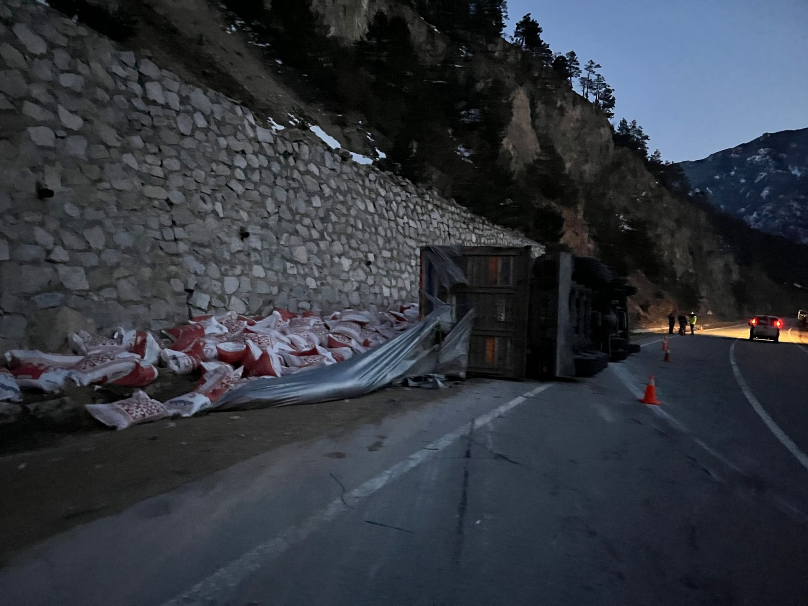 Gümüşhane’de yem yüklü tır devrildi: 2 yaralı 4