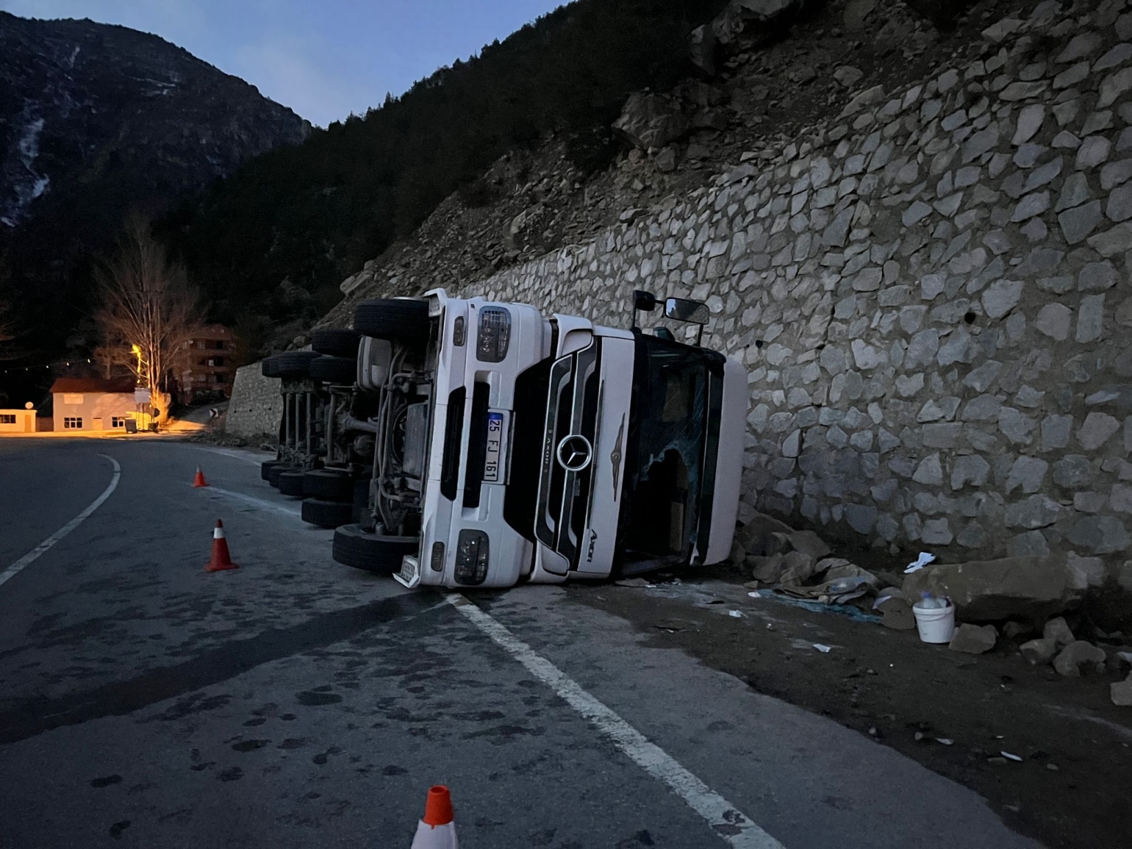 Gümüşhane’de yem yüklü tır devrildi: 2 yaralı 3