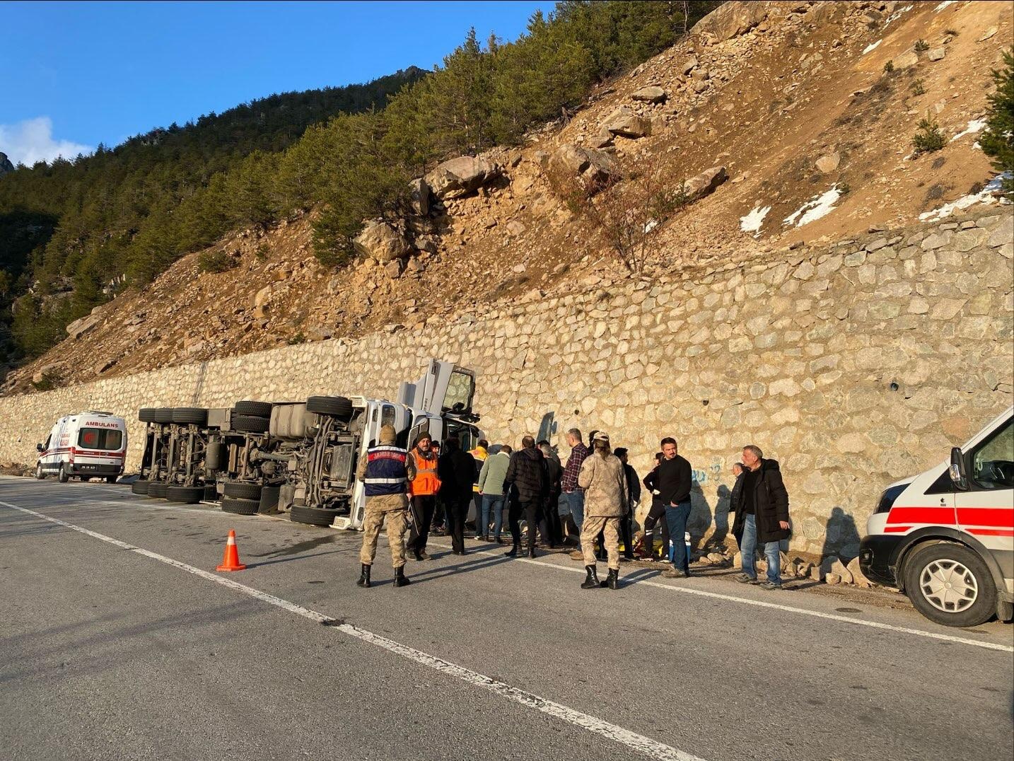 Gümüşhane’de yem yüklü tır devrildi: 2 yaralı 2