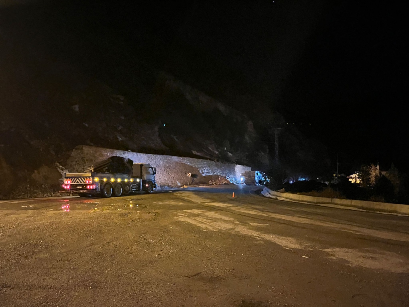 Gümüşhane’de yem yüklü tır devrildi: 2 yaralı 1