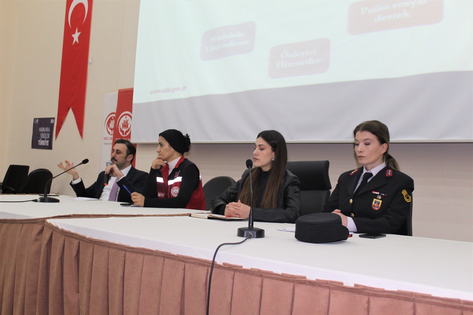 Üniversite öğrencilerine kadına yönelik şiddet farkındalık eğitimi verildi 2