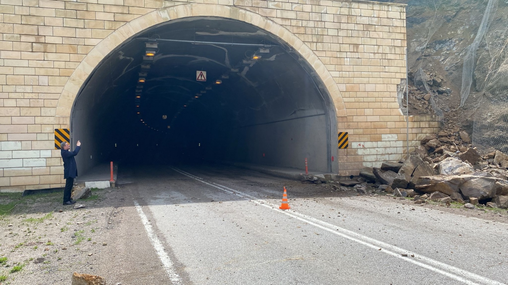 Hacıemin-3 tüneli çıkışında korkutan kaya düşmesi 1