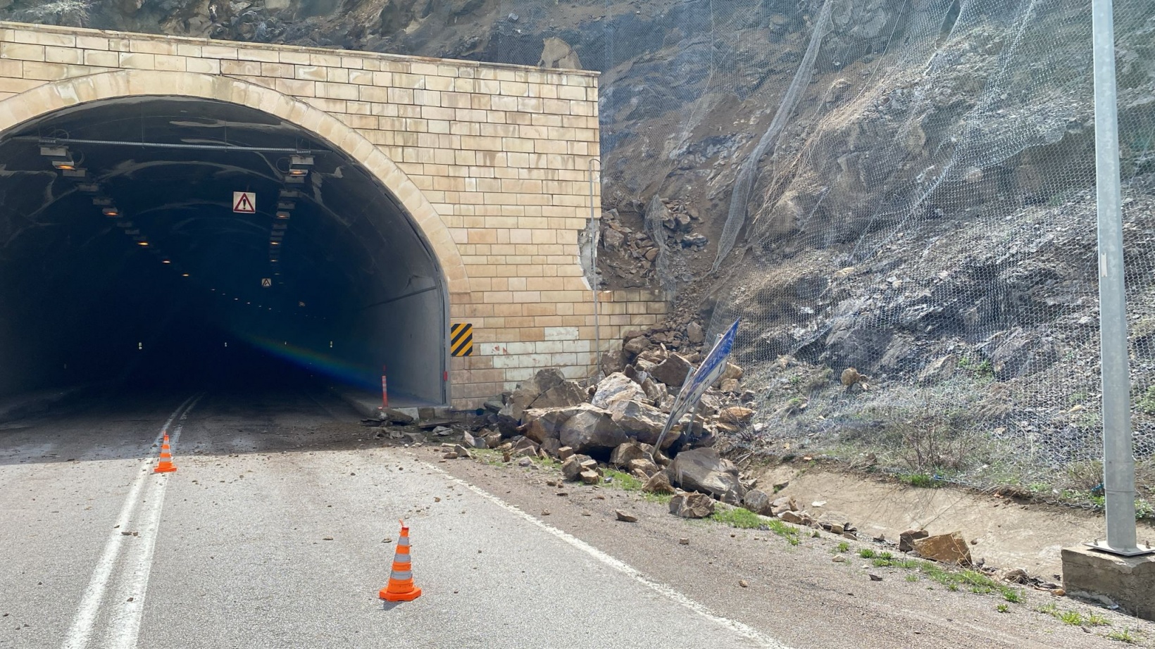 Hacıemin-3 tüneli çıkışında korkutan kaya düşmesi 5