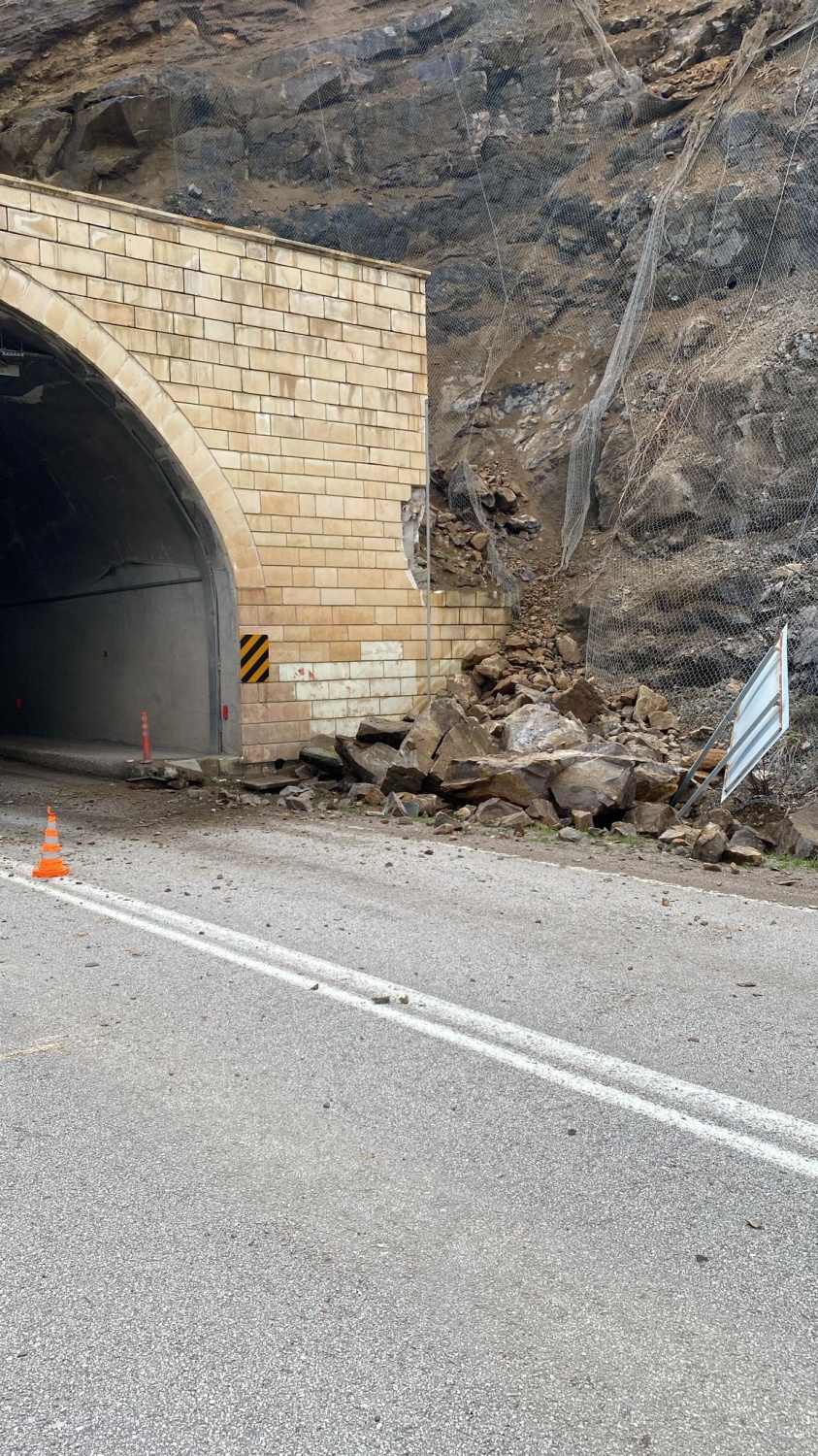 Hacıemin-3 tüneli çıkışında korkutan kaya düşmesi 6