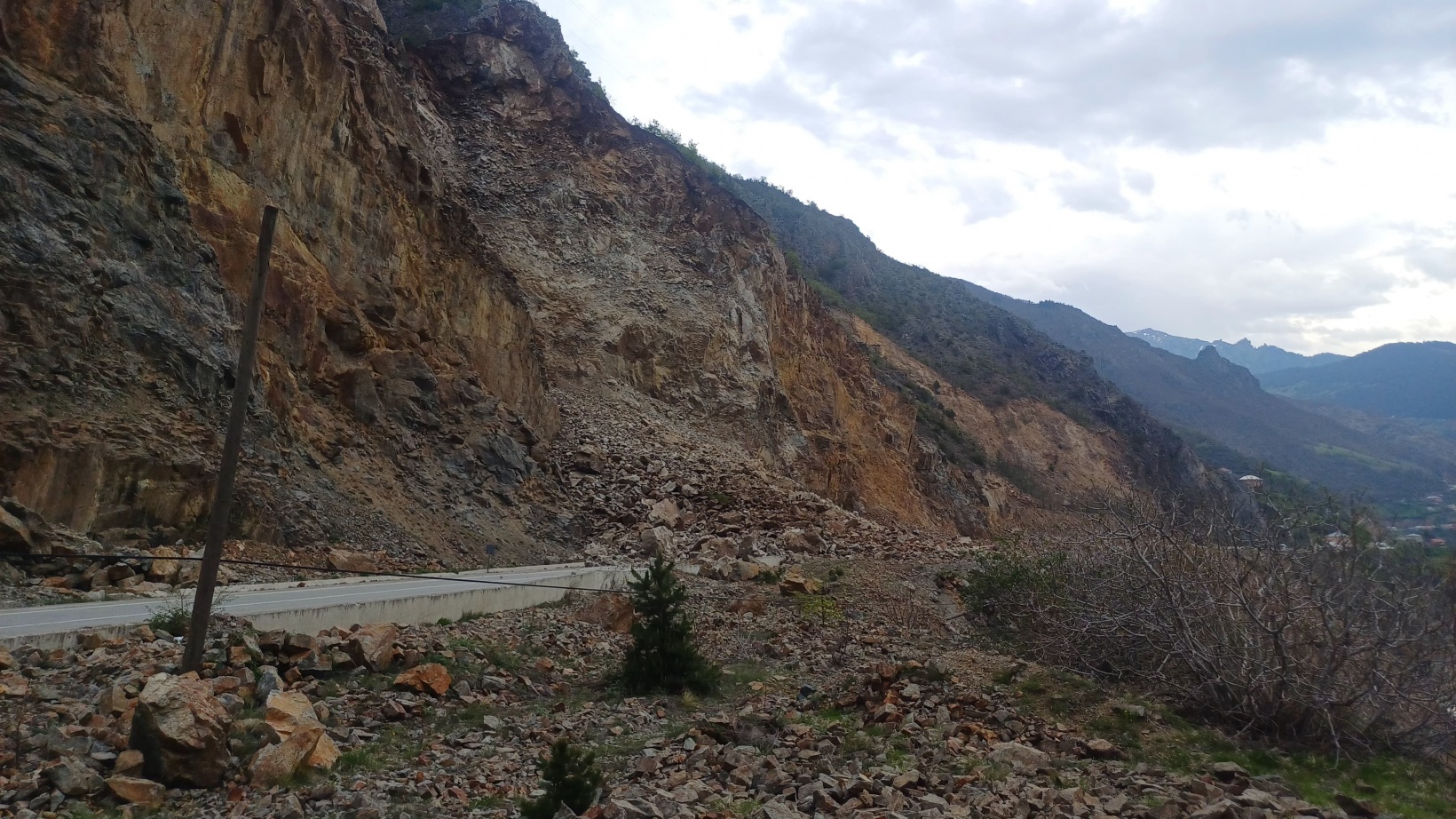 Gümüşhane-Tirebolu karayolunda heyelan yolu kapattı 5