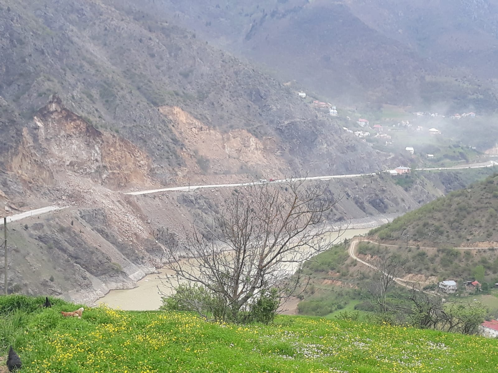 Gümüşhane-Tirebolu karayolunda heyelan yolu kapattı 2