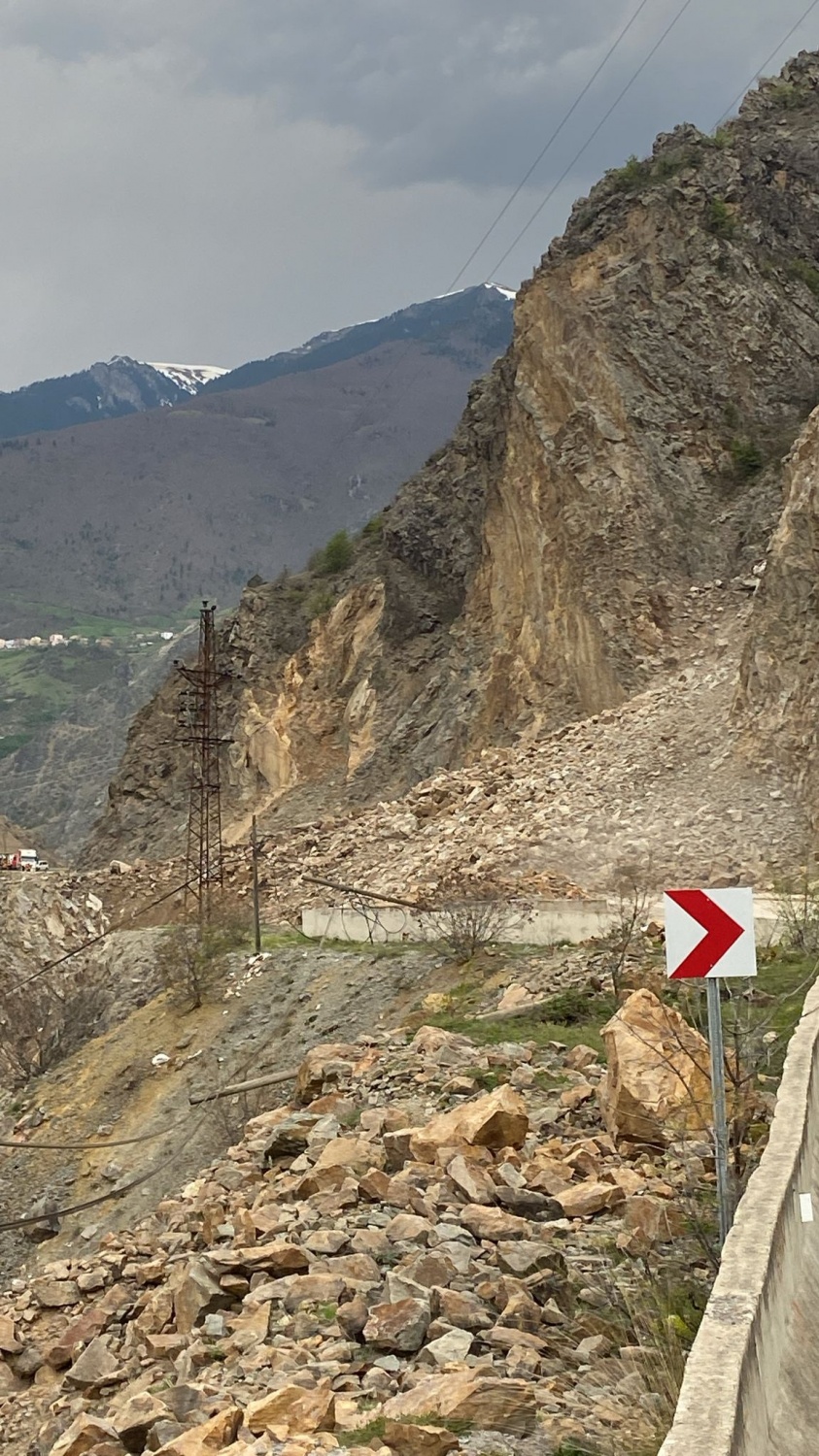 Gümüşhane-Tirebolu karayolunda heyelan yolu kapattı 4