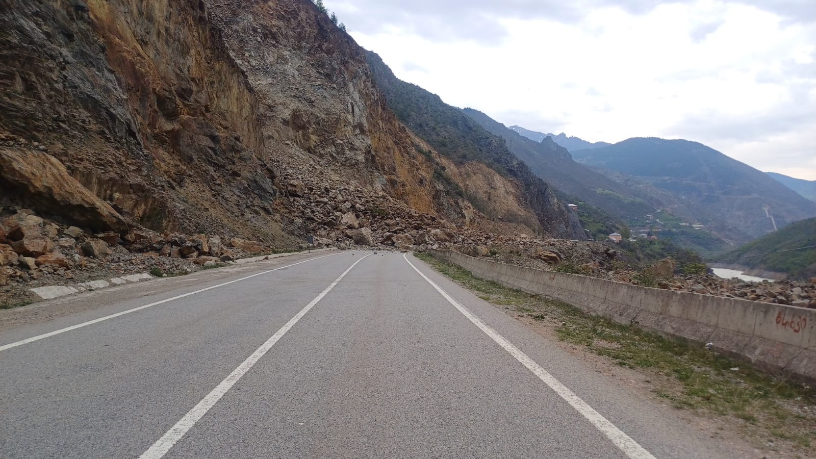 Gümüşhane-Tirebolu karayolunda heyelan yolu kapattı 1