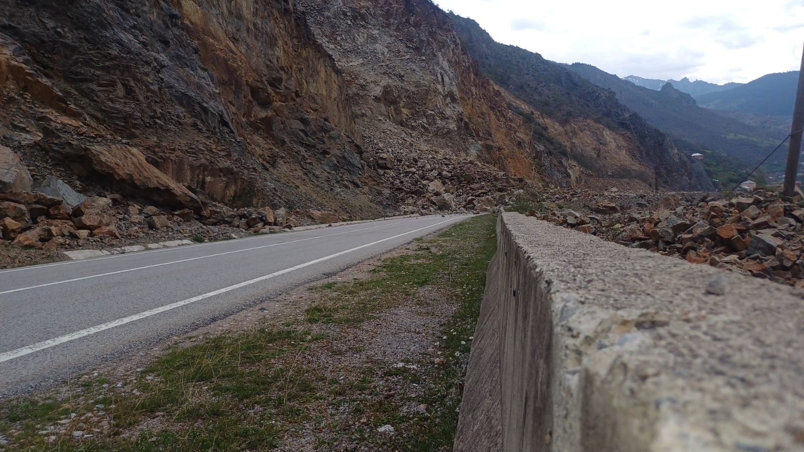 Gümüşhane-Tirebolu karayolunda heyelan yolu kapattı 10