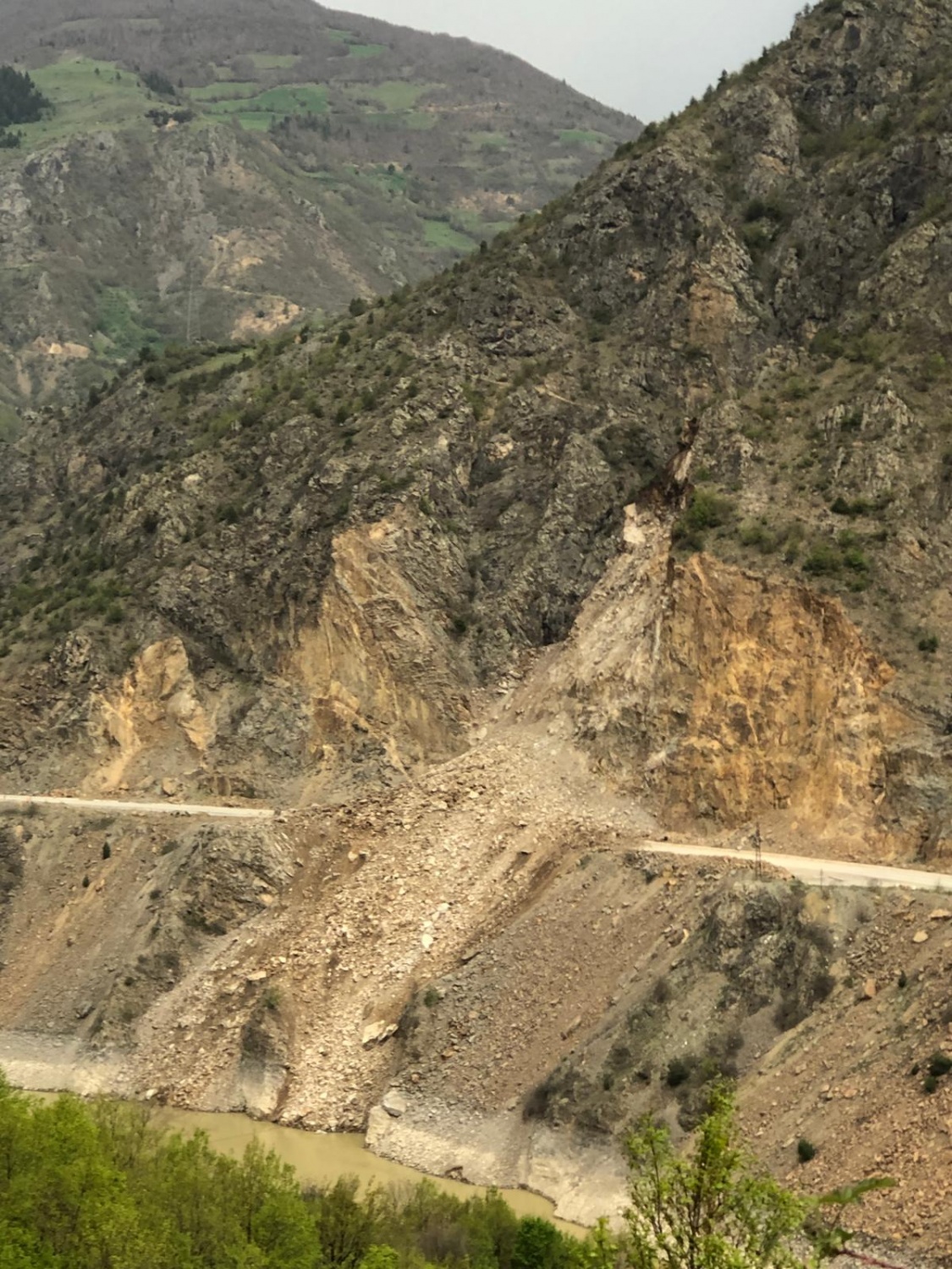 Gümüşhane-Tirebolu karayolunda heyelan yolu kapattı 8
