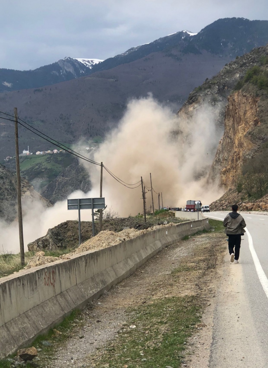 Gümüşhane-Tirebolu karayolunda heyelan yolu kapattı 9