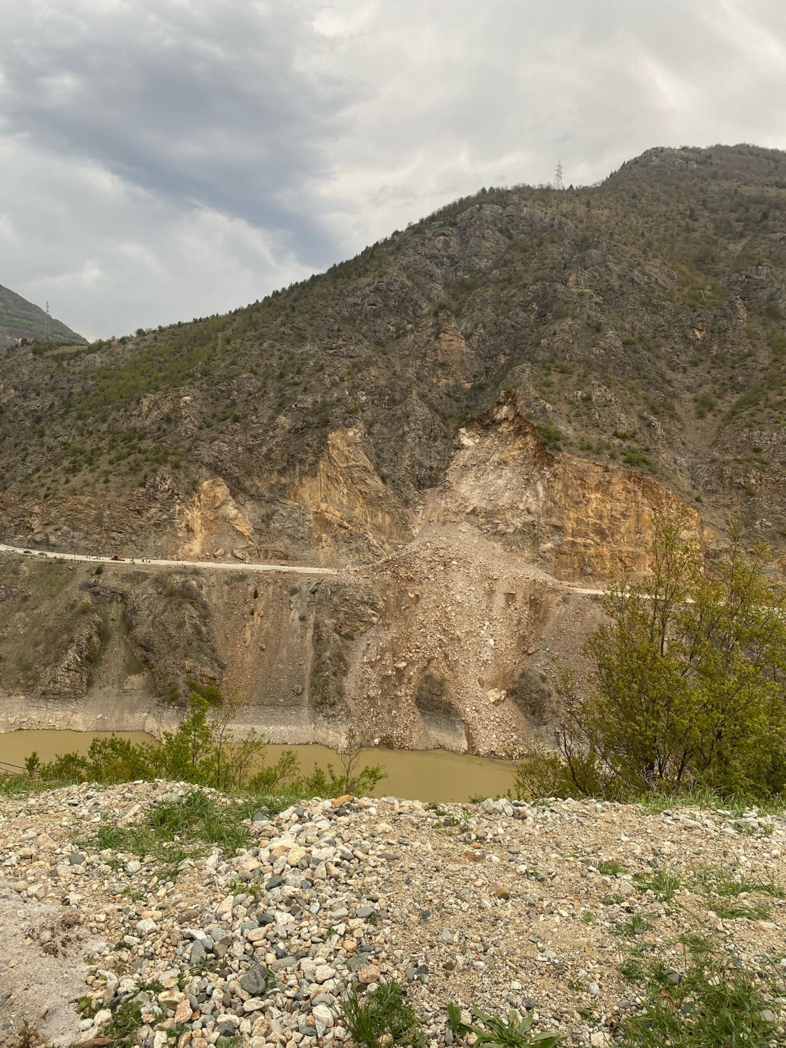 Gümüşhane-Tirebolu karayolunda heyelan yolu kapattı 7