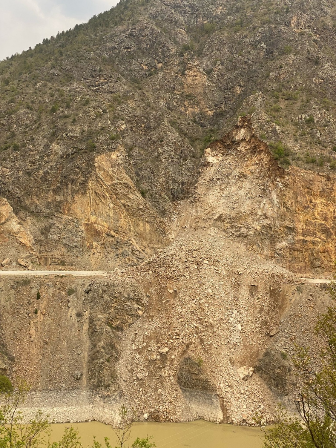 Gümüşhane-Tirebolu karayolunda heyelan yolu kapattı 6