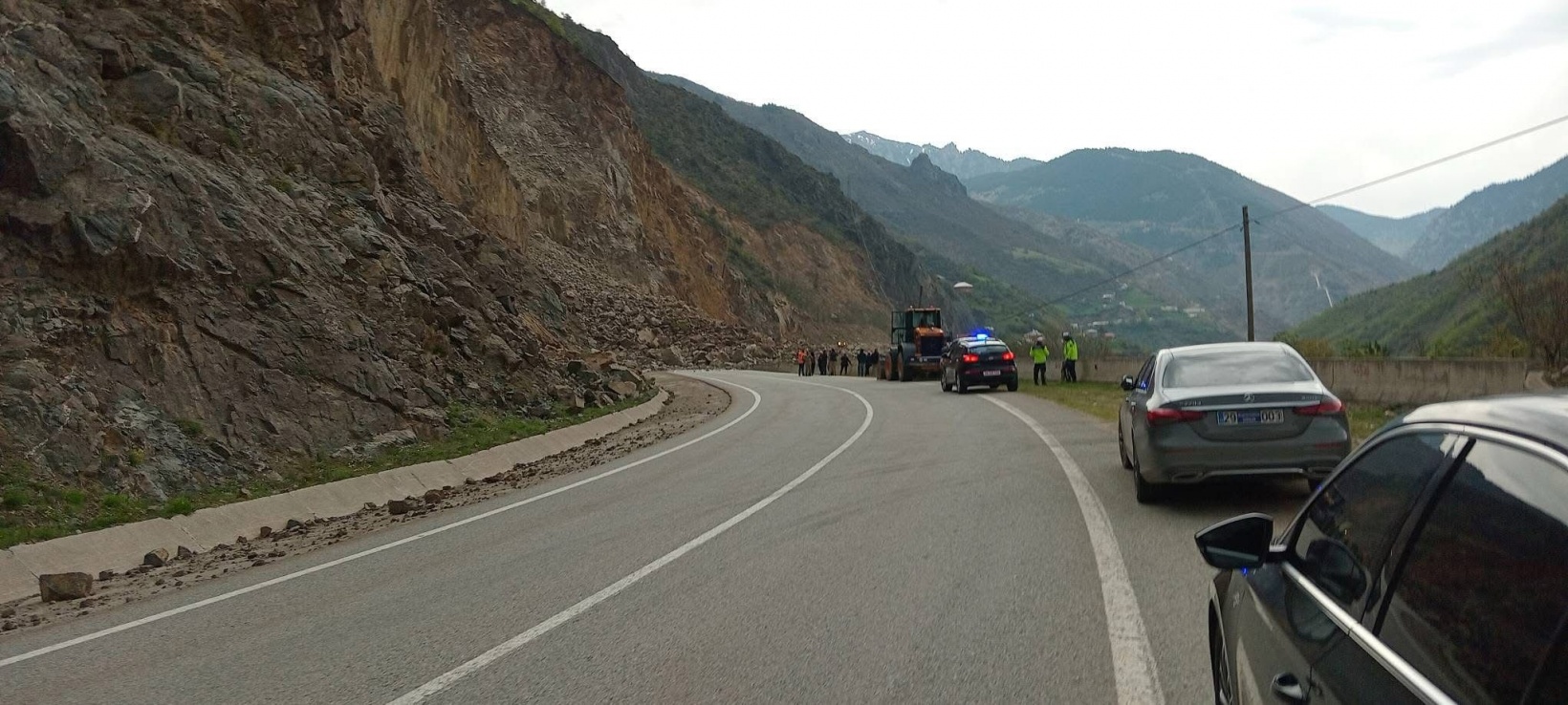 Gümüşhane-Tirebolu karayolunda heyelan yolu kapattı 3