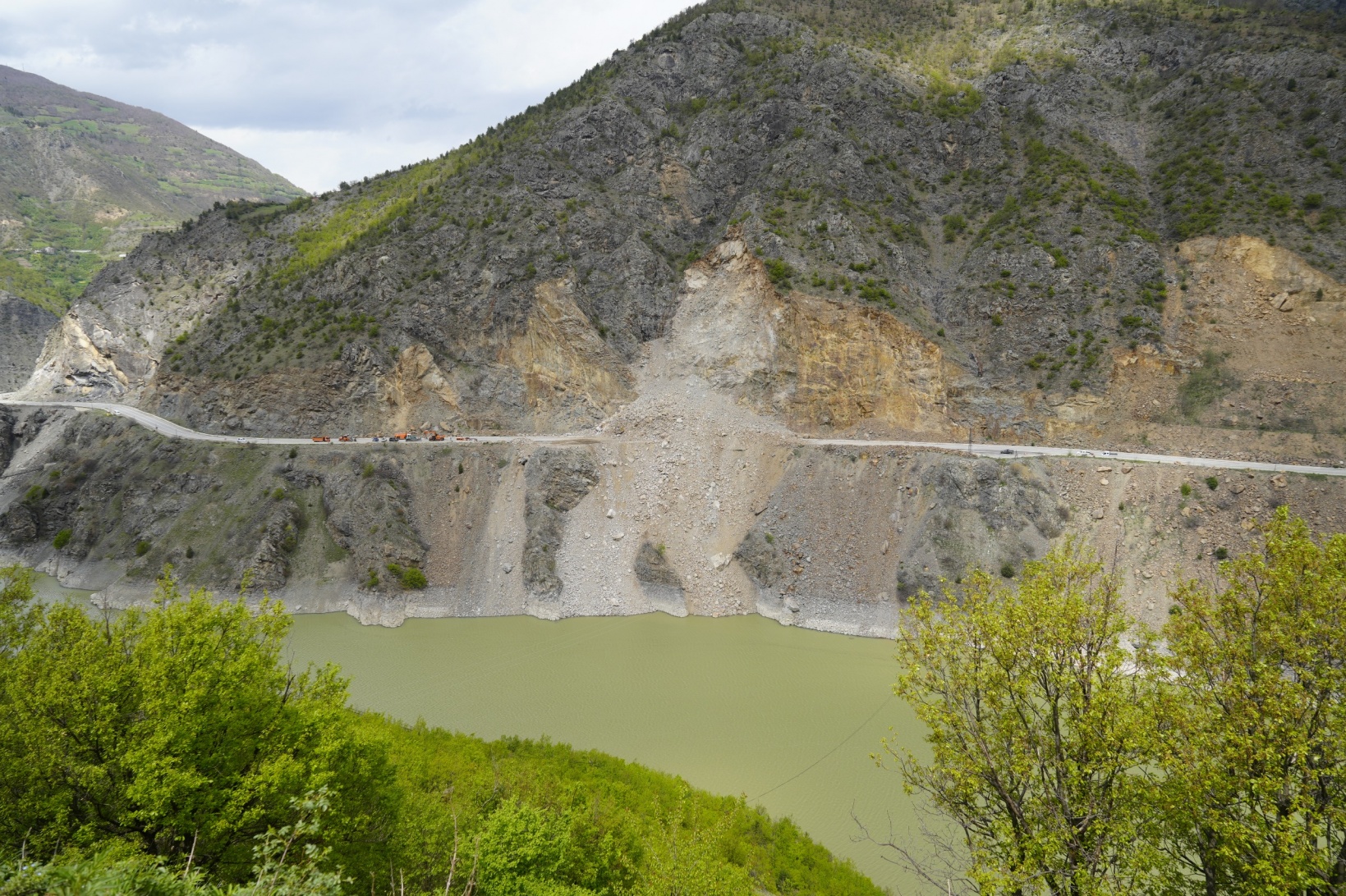 Gümüşhane’deki heyelanda vatandaşın ihbarı olası faciayı engellemiş 6