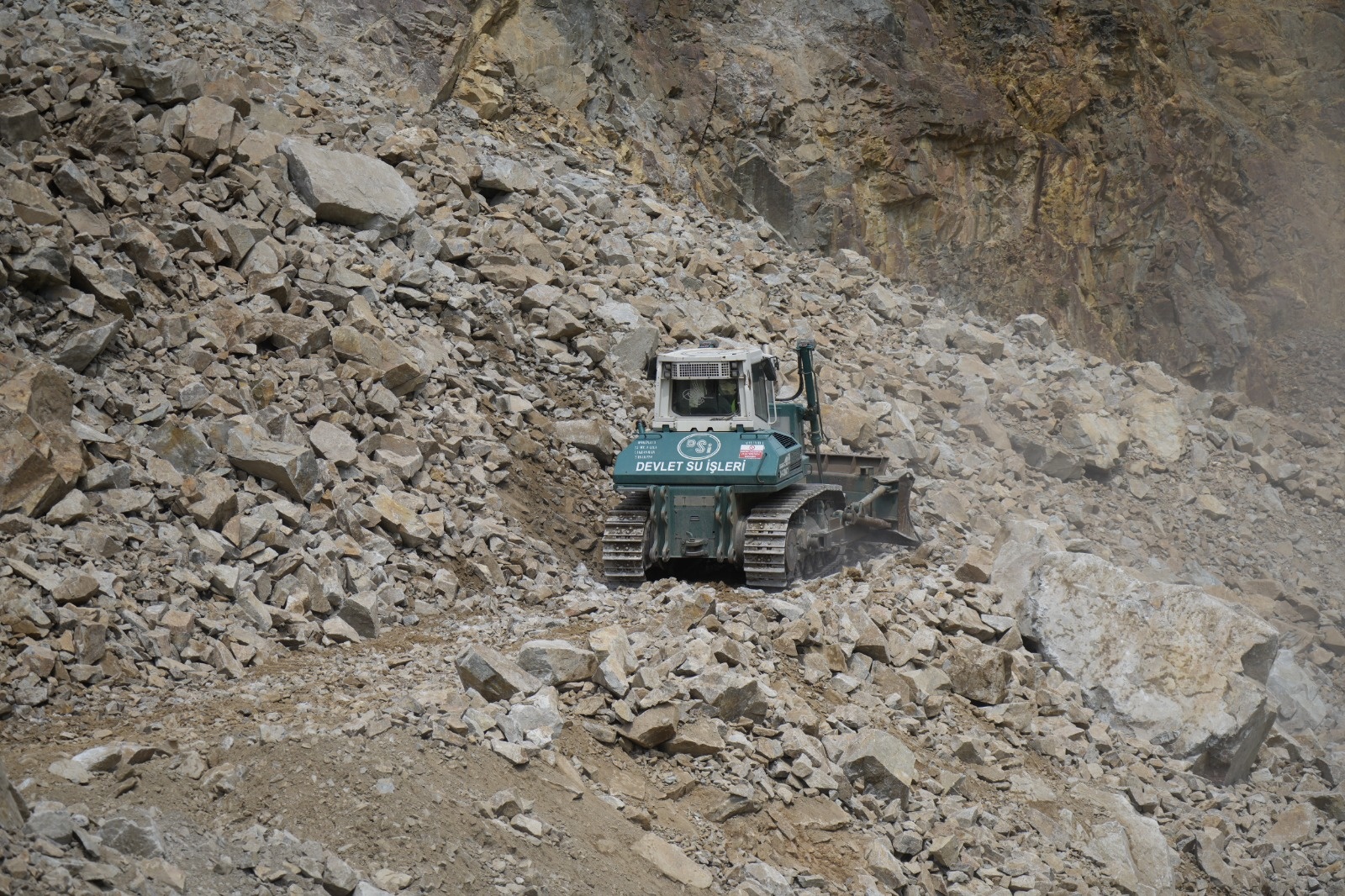 Gümüşhane’deki heyelanda vatandaşın ihbarı olası faciayı engellemiş 2