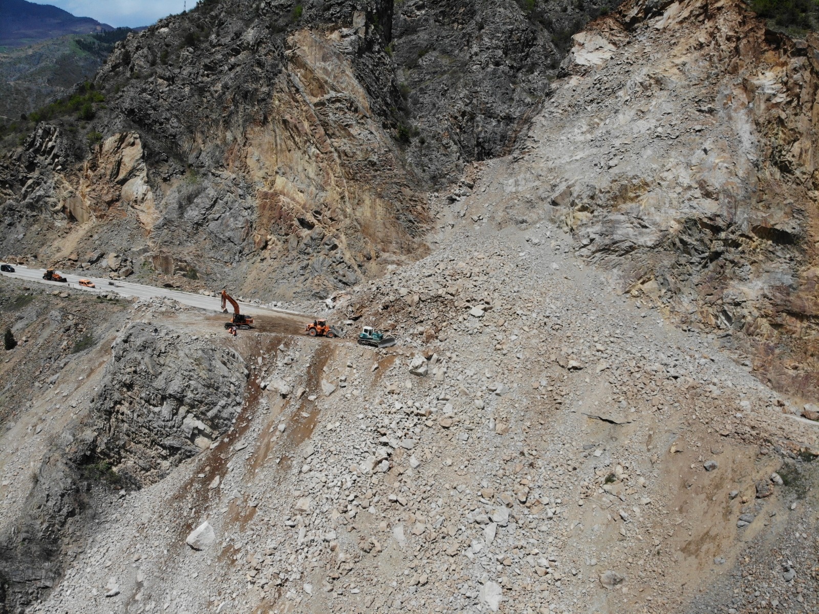 Gümüşhane’deki heyelanda vatandaşın ihbarı olası faciayı engellemiş 4