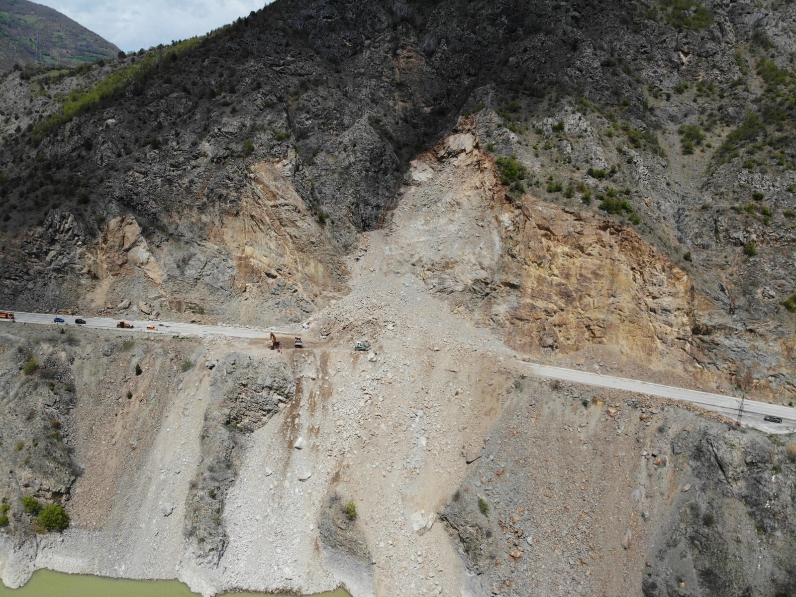 Gümüşhane’deki heyelanda vatandaşın ihbarı olası faciayı engellemiş 5