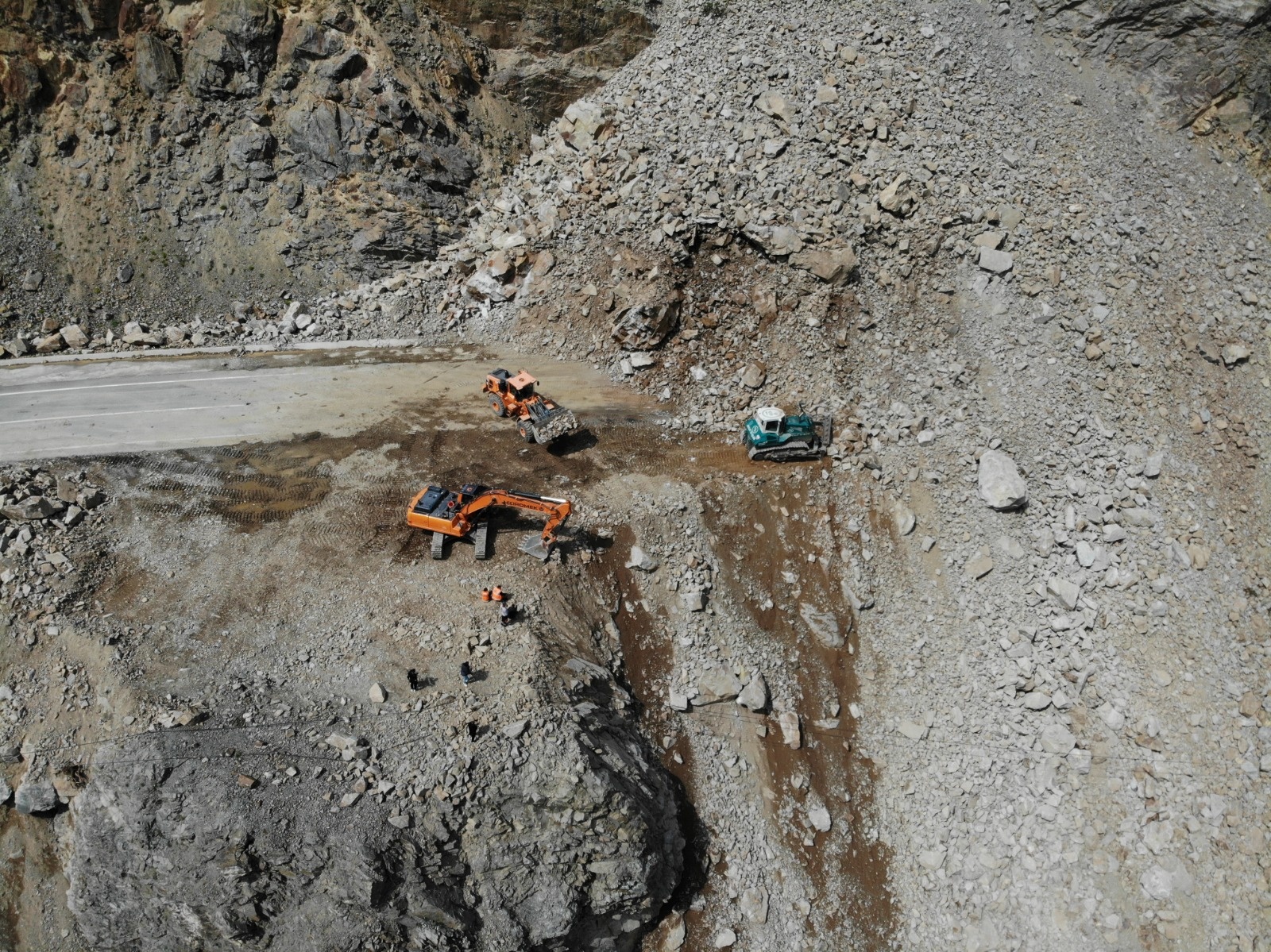 Gümüşhane’deki heyelanda vatandaşın ihbarı olası faciayı engellemiş 3