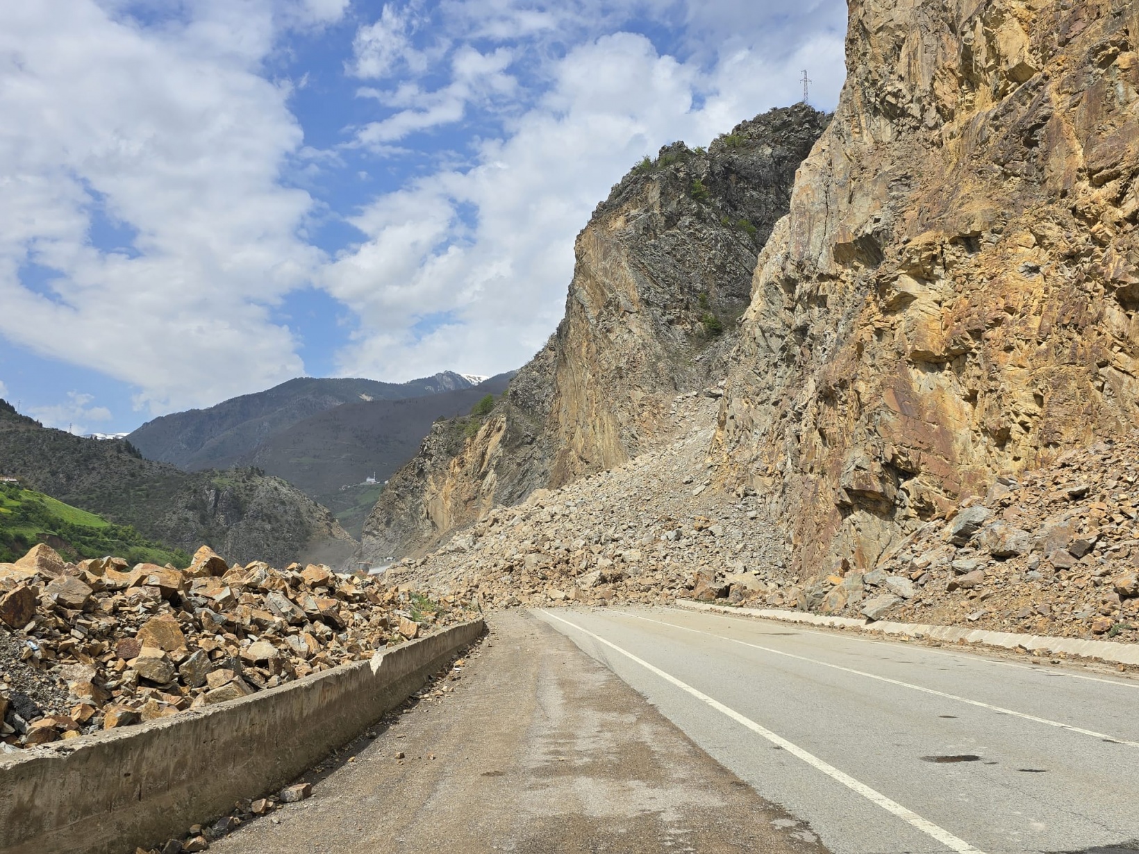 Rektör Yıldız davet etti heyelan araştırma ekibi Kürtün’e geldi 2