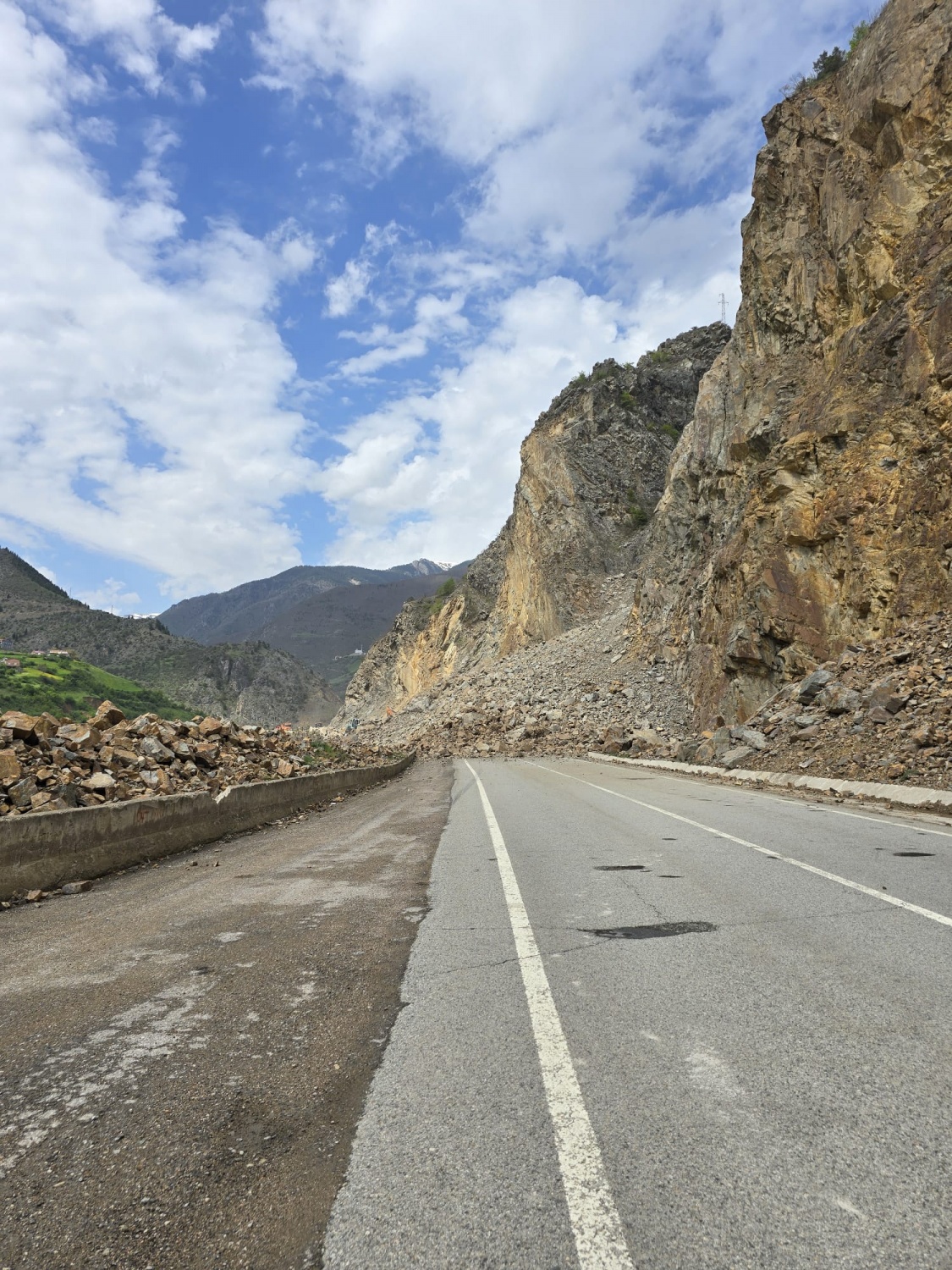 Rektör Yıldız davet etti heyelan araştırma ekibi Kürtün’e geldi 5