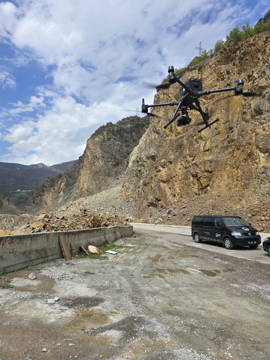 Rektör Yıldız davet etti heyelan araştırma ekibi Kürtün’e geldi 3