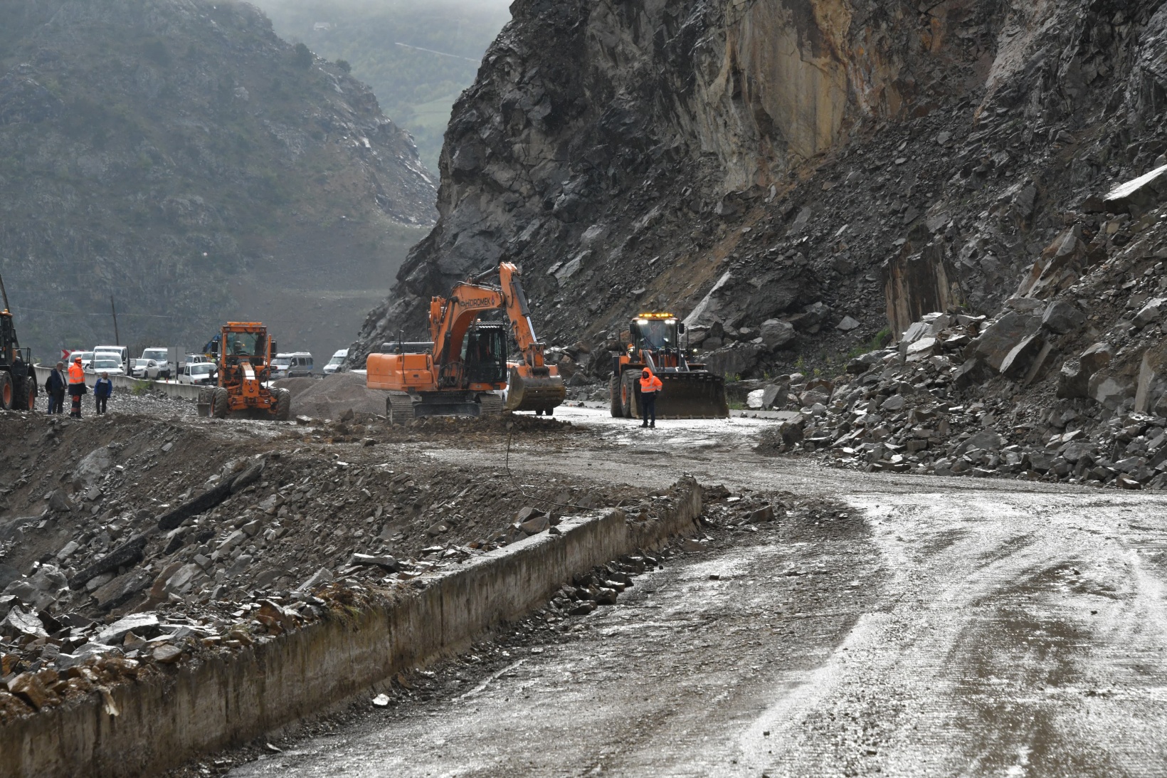 Heyelanlı yol kontrollü olarak ulaşıma açıldı 4