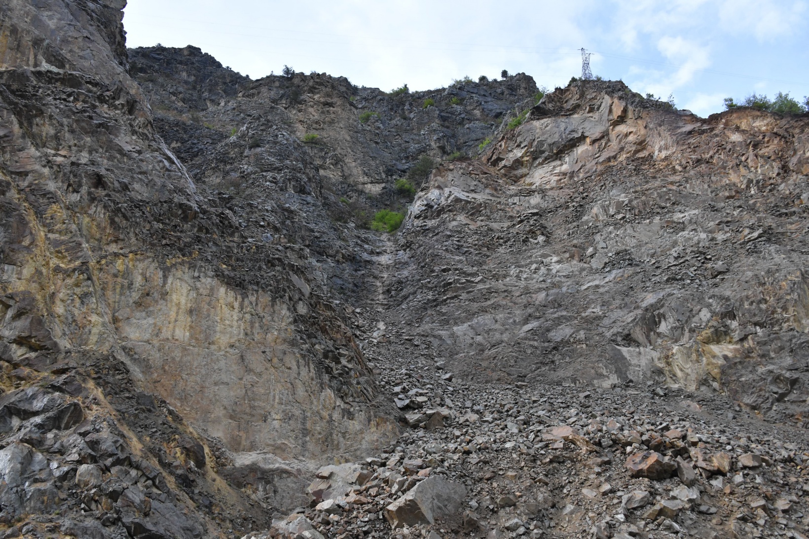 Heyelanlı yol kontrollü olarak ulaşıma açıldı 6