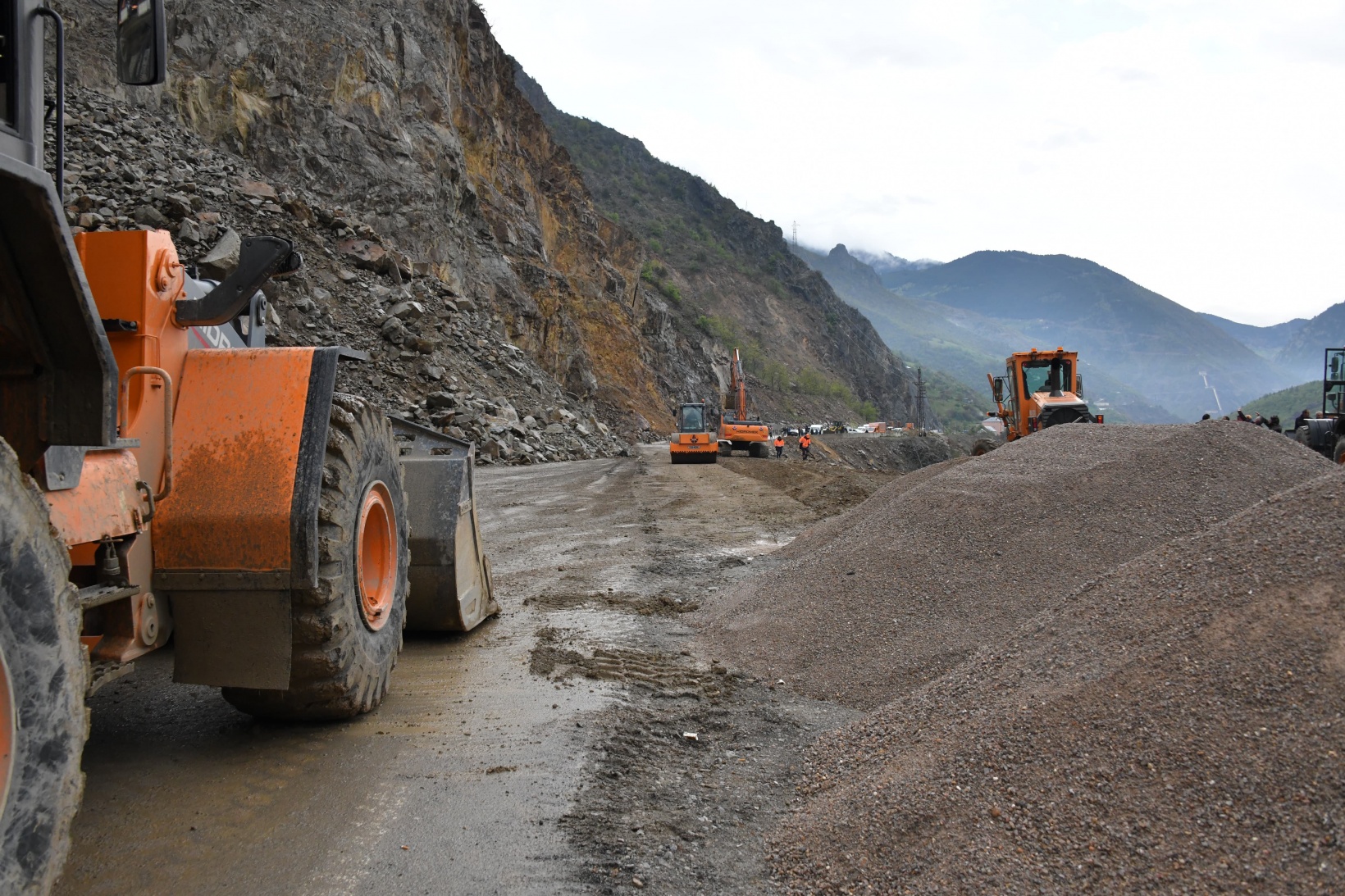 Heyelanlı yol kontrollü olarak ulaşıma açıldı 12