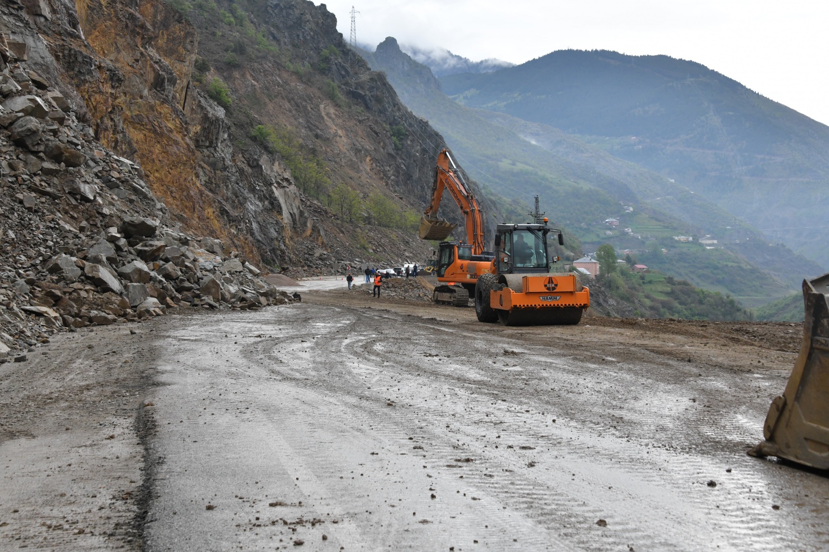 Heyelanlı yol kontrollü olarak ulaşıma açıldı 3