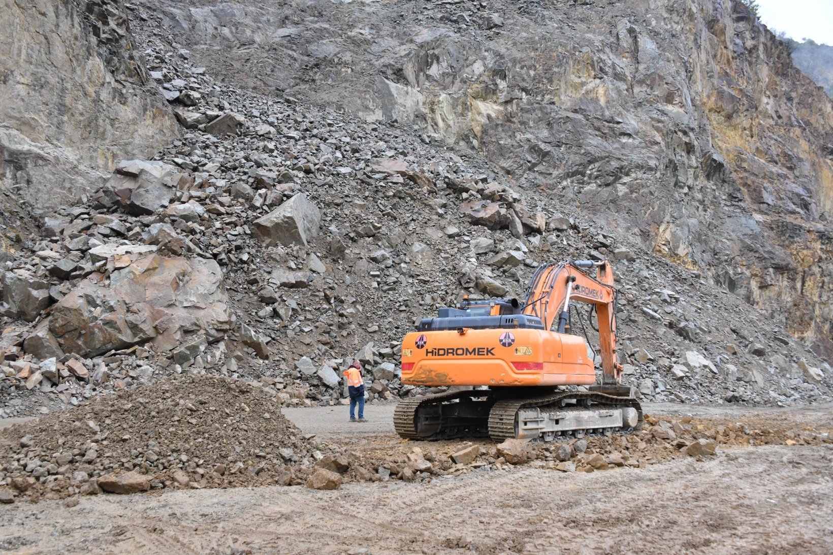 Heyelanlı yol kontrollü olarak ulaşıma açıldı 9