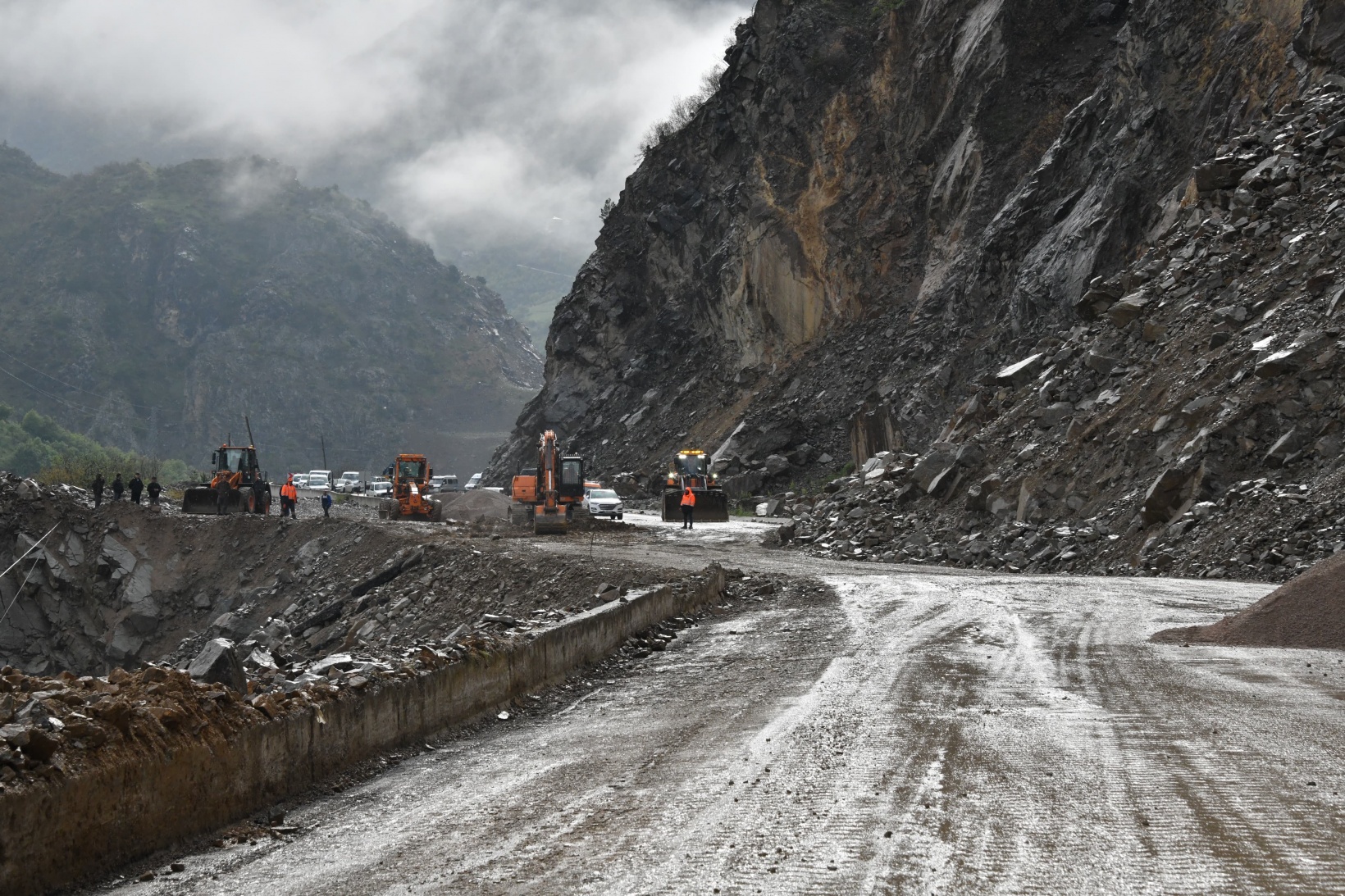 Heyelanlı yol kontrollü olarak ulaşıma açıldı 10