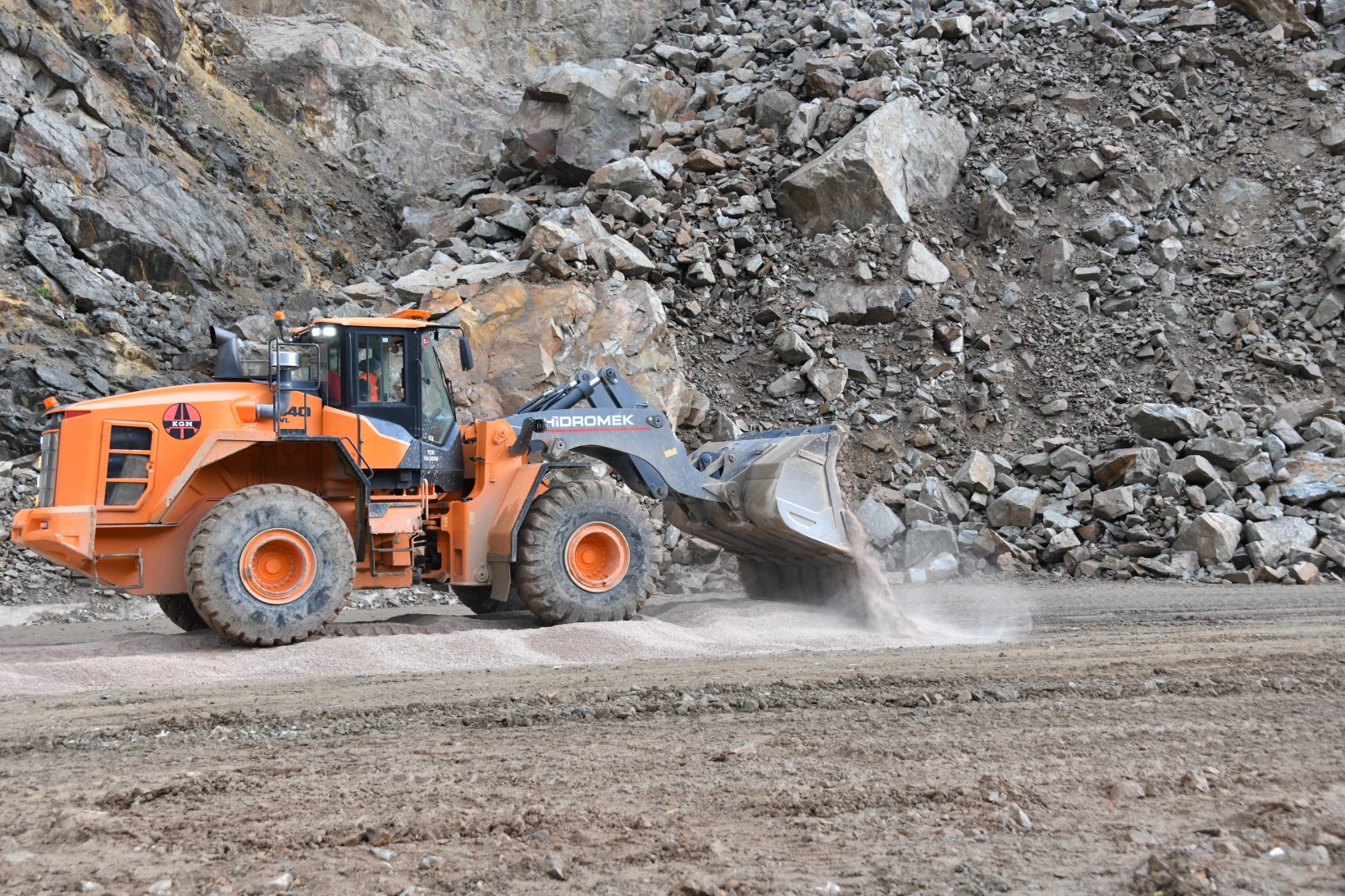 Heyelanlı yol kontrollü olarak ulaşıma açıldı 7