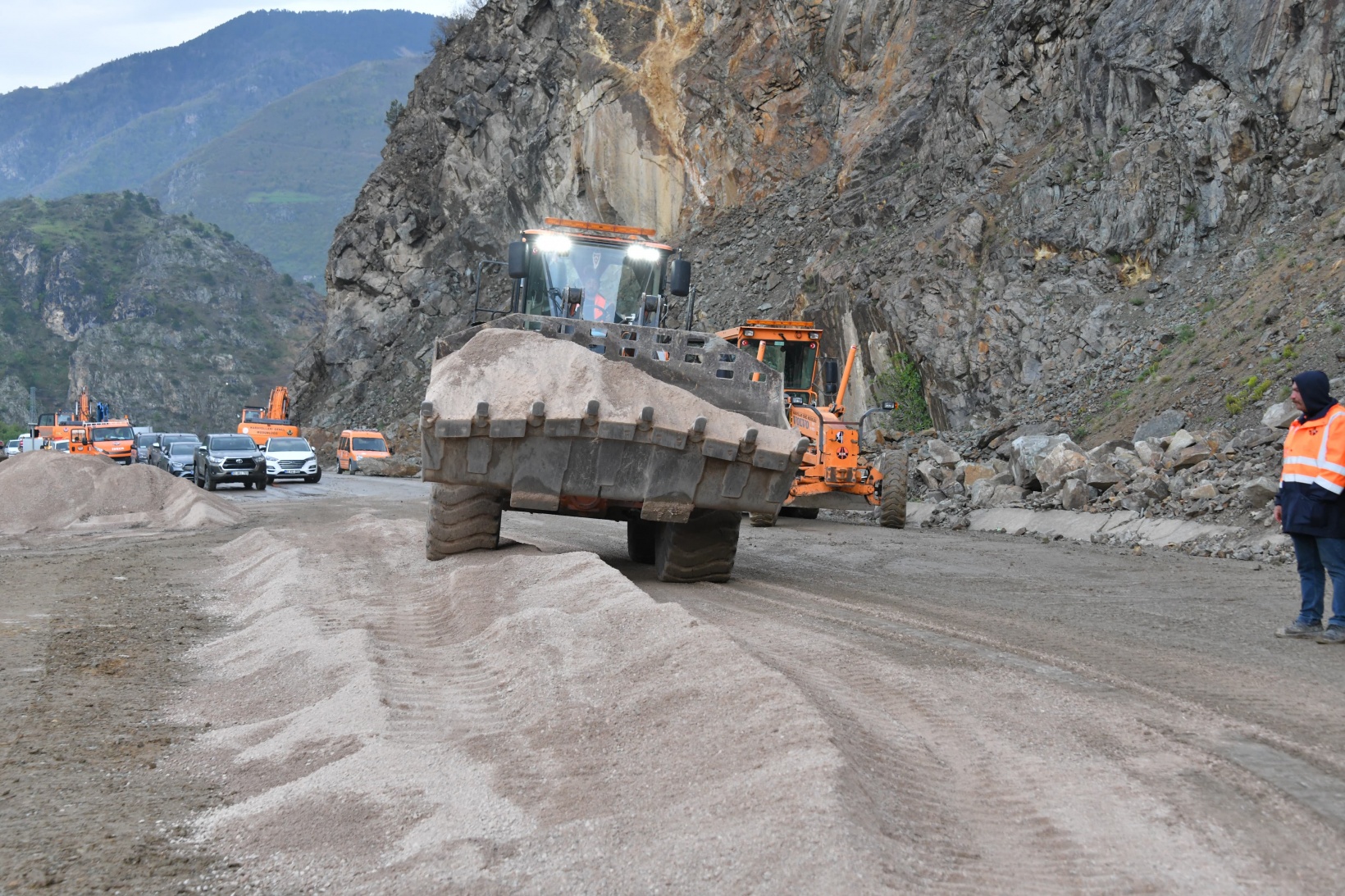 Heyelanlı yol kontrollü olarak ulaşıma açıldı 2