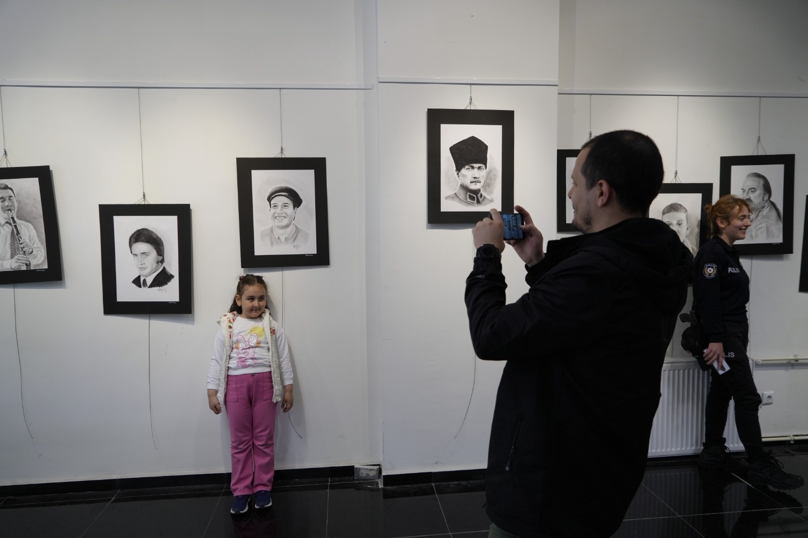 Gümüşhane’de polis memurlarından ‘Polisin Sanat Yönü’ sergisi 1