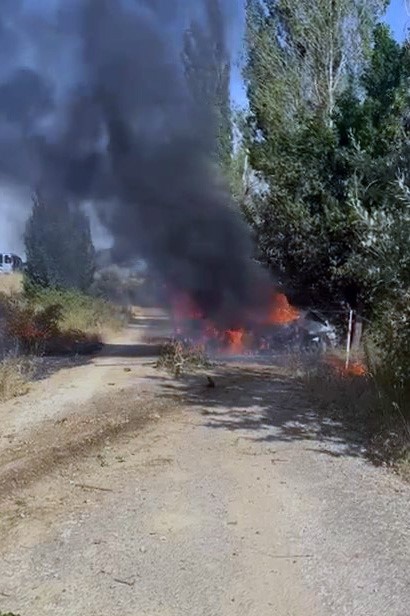 Kaza yapan otomobil yandı: 2 yaralı 1