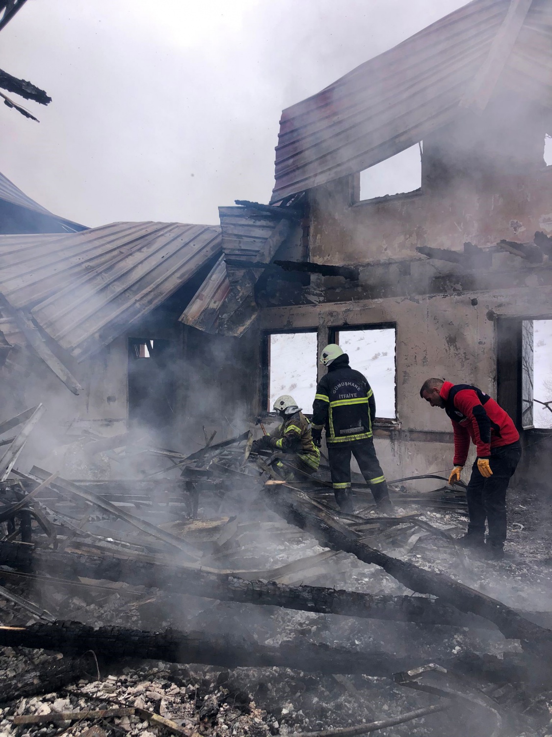 Gümüşhane’de çıkan yangında 2 katlı köy konağı ve muhtarlık binası küle döndü 5