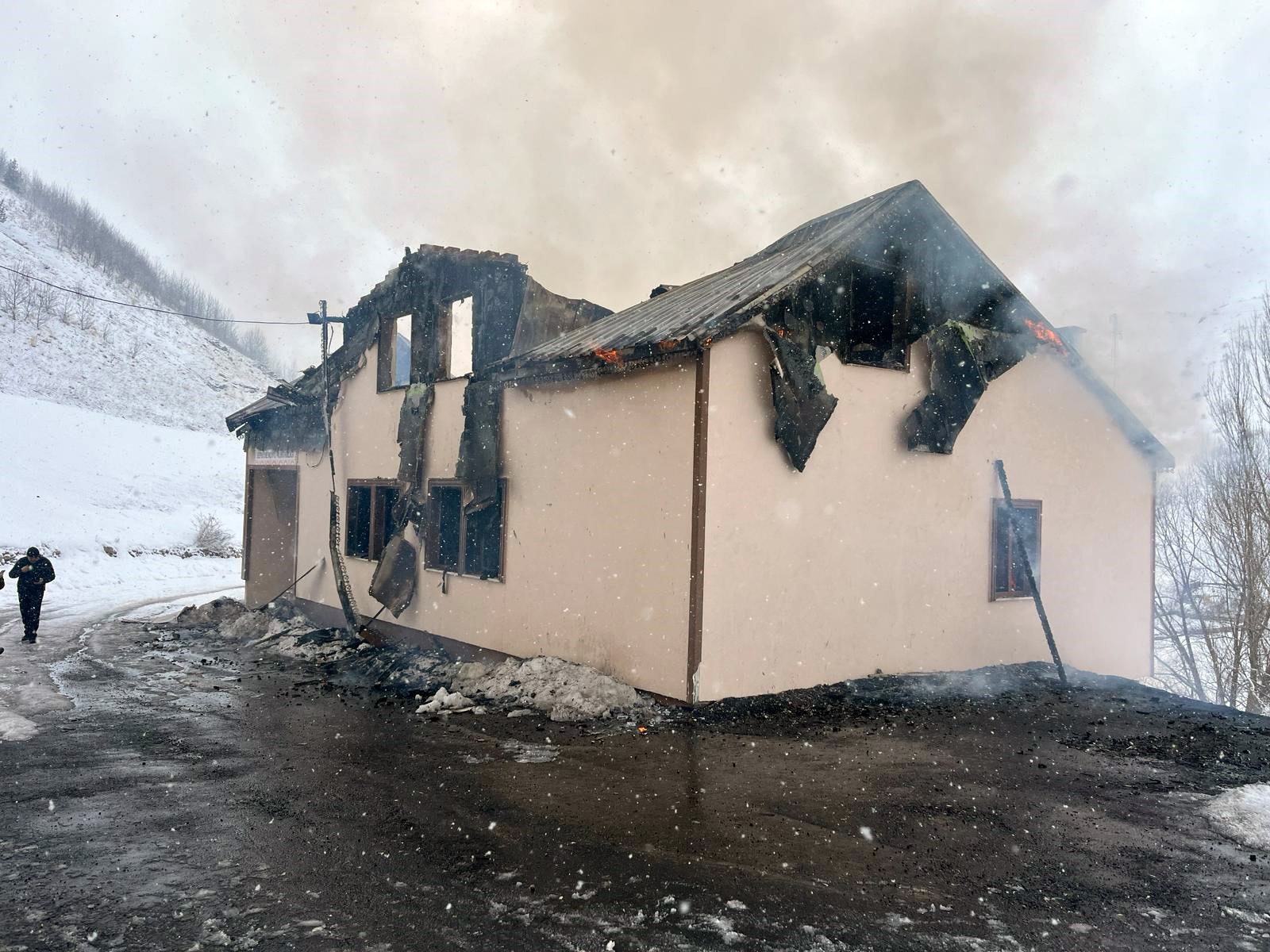 Gümüşhane’de çıkan yangında 2 katlı köy konağı ve muhtarlık binası küle döndü 3