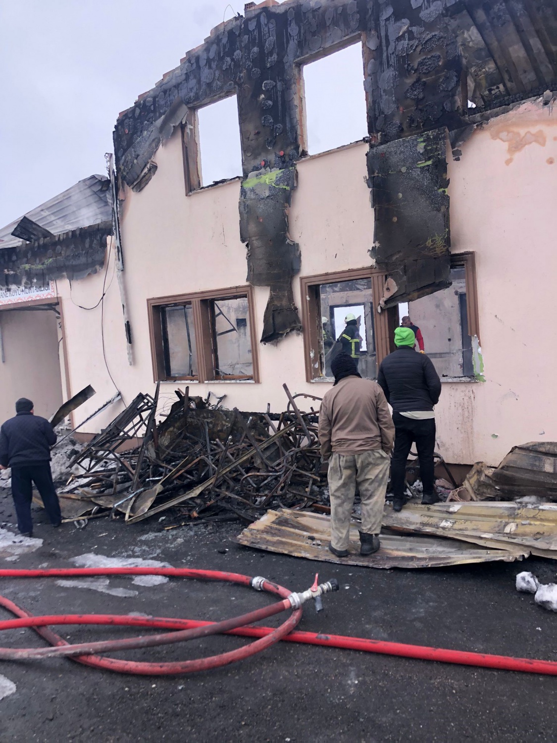 Gümüşhane’de çıkan yangında 2 katlı köy konağı ve muhtarlık binası küle döndü 6