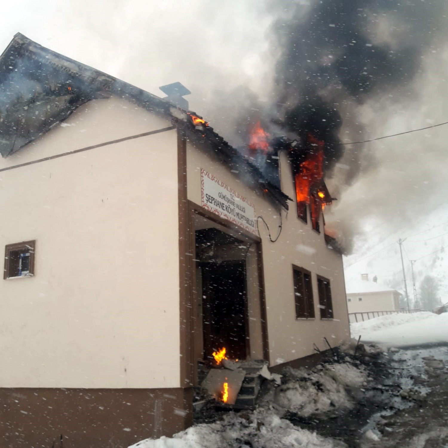 Gümüşhane’de çıkan yangında 2 katlı köy konağı ve muhtarlık binası küle döndü 2