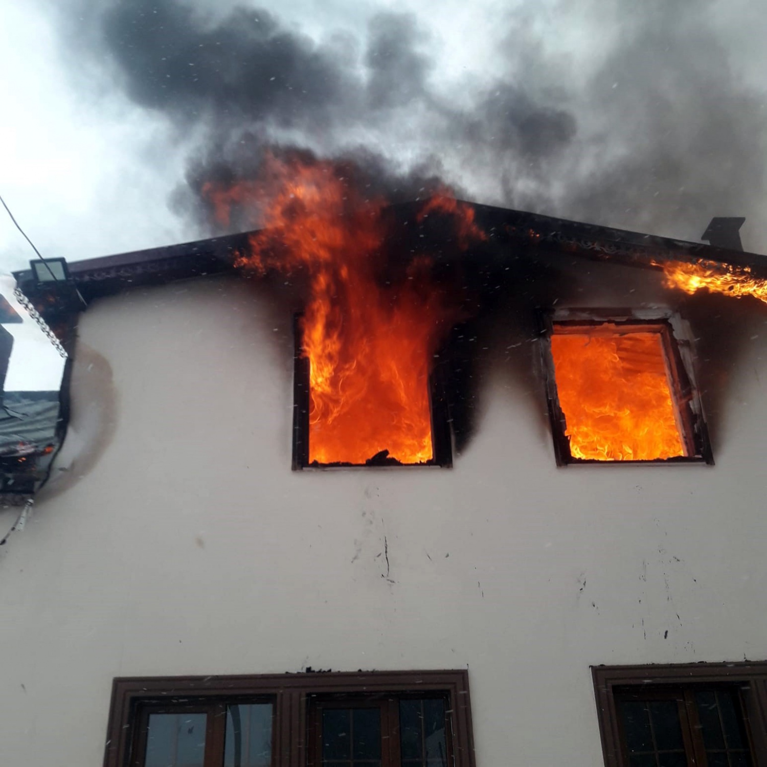 Gümüşhane’de çıkan yangında 2 katlı köy konağı ve muhtarlık binası küle döndü 4