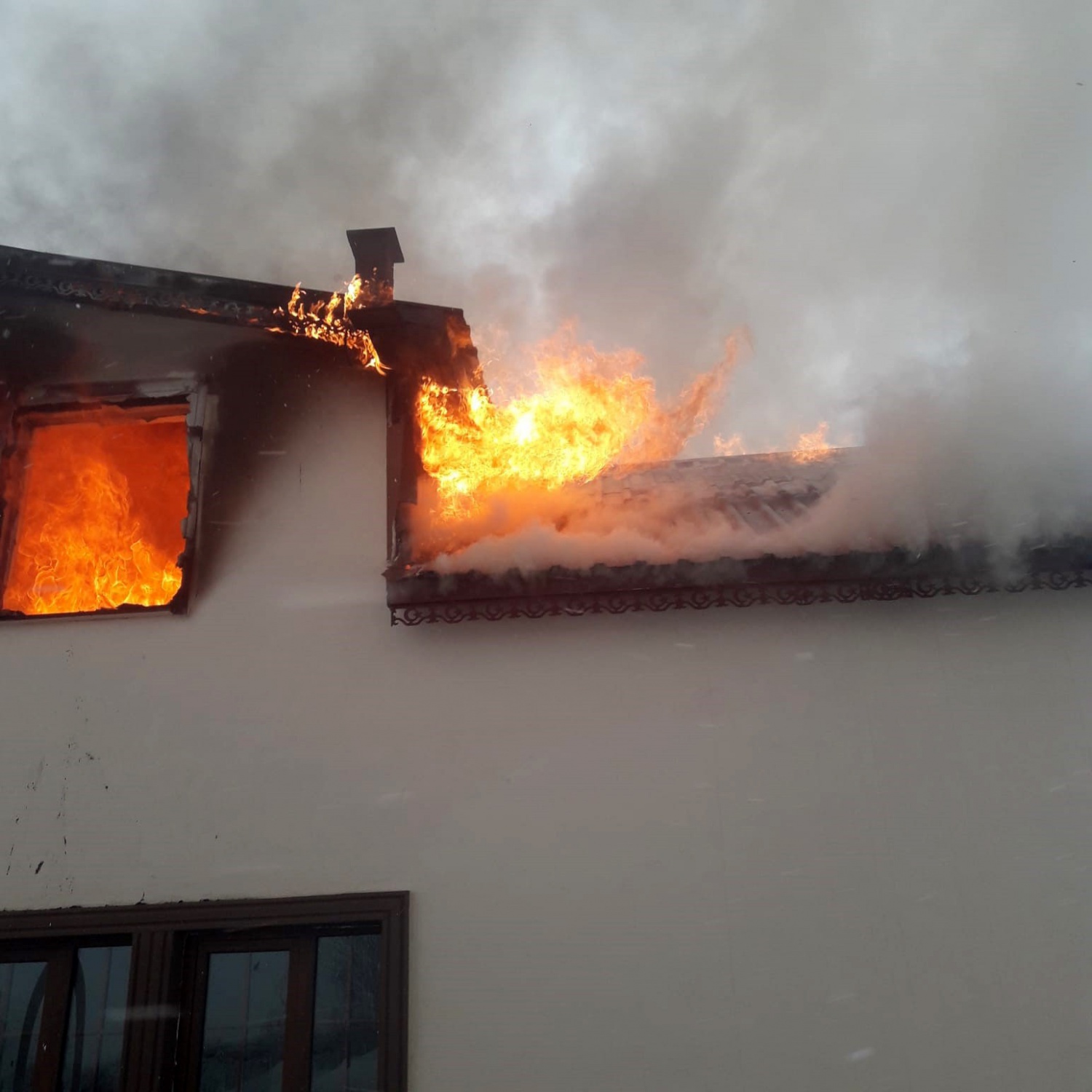 Gümüşhane’de çıkan yangında 2 katlı köy konağı ve muhtarlık binası küle döndü 1