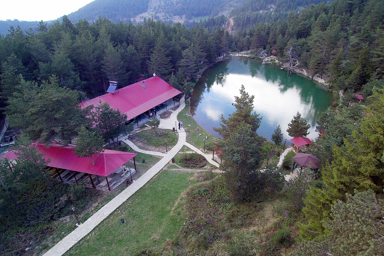 Sıcaktan bunalan soluğu Limni Gölünde alıyor 13