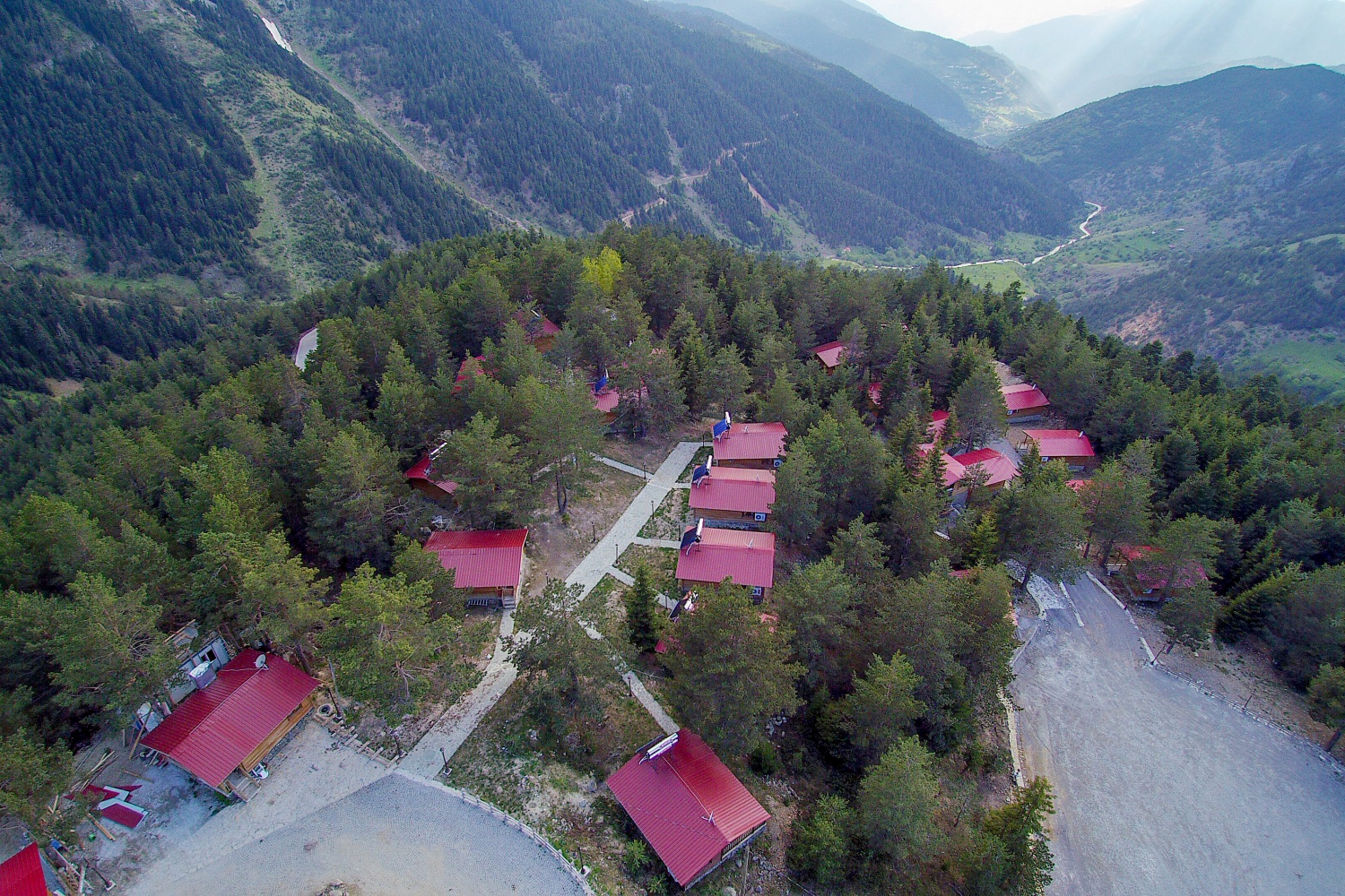 Sıcaktan bunalan soluğu Limni Gölünde alıyor 12